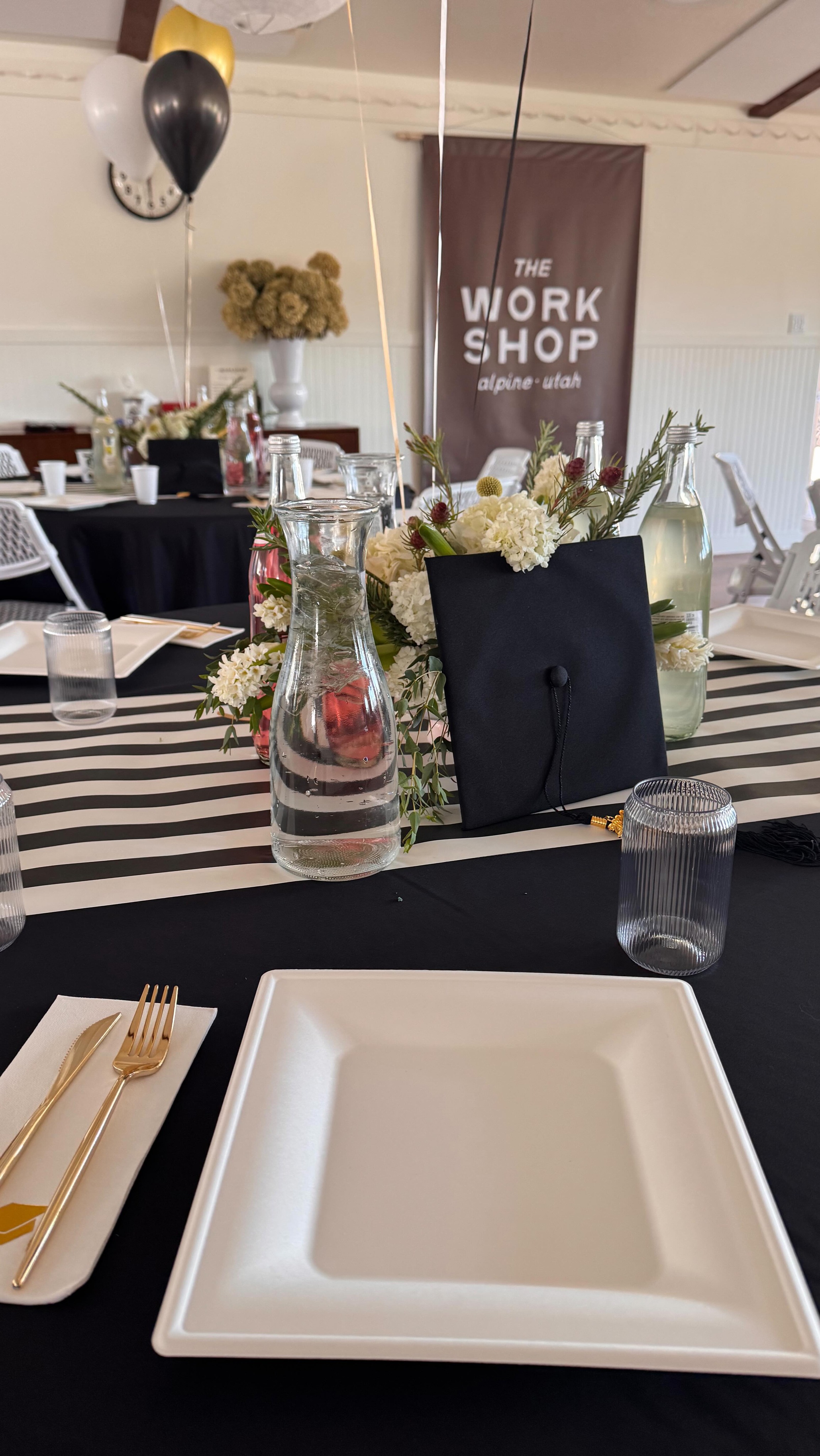 Gosh, I love this time of year! ♥️ It was fun to host a Graduation Dinner for kids in our neighborhood tonight. 🎓🎓🎓
Huge thanks to @roxanebrenchley @ardiceandco @artgirl98 for making all the magic happen! 😍 Loved every detail! 👌