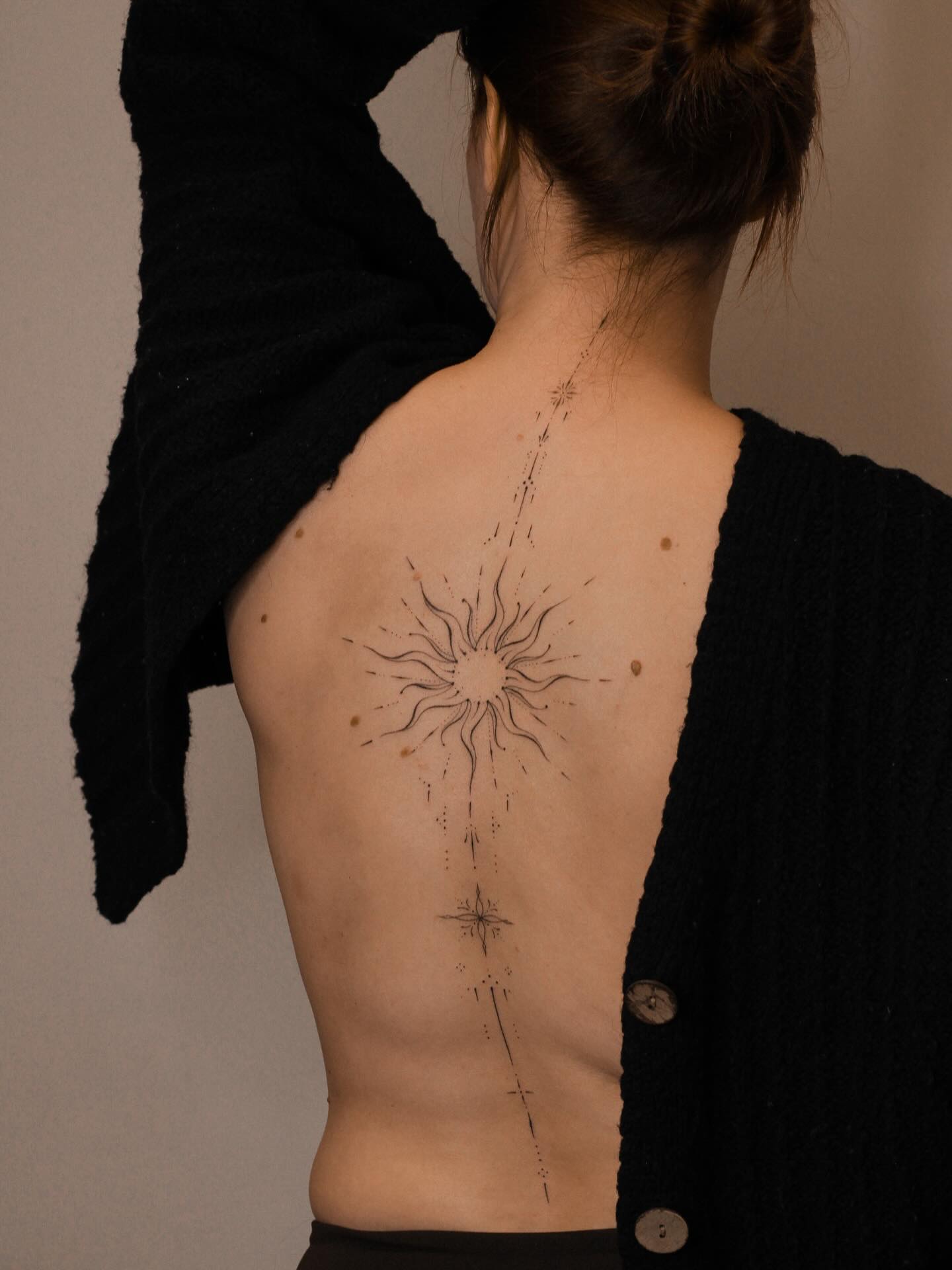 Unique ornamental piece on the back for @s.austeja 𖤓
#tattoovilnius #vilniustattoo #backtattoos #fineline