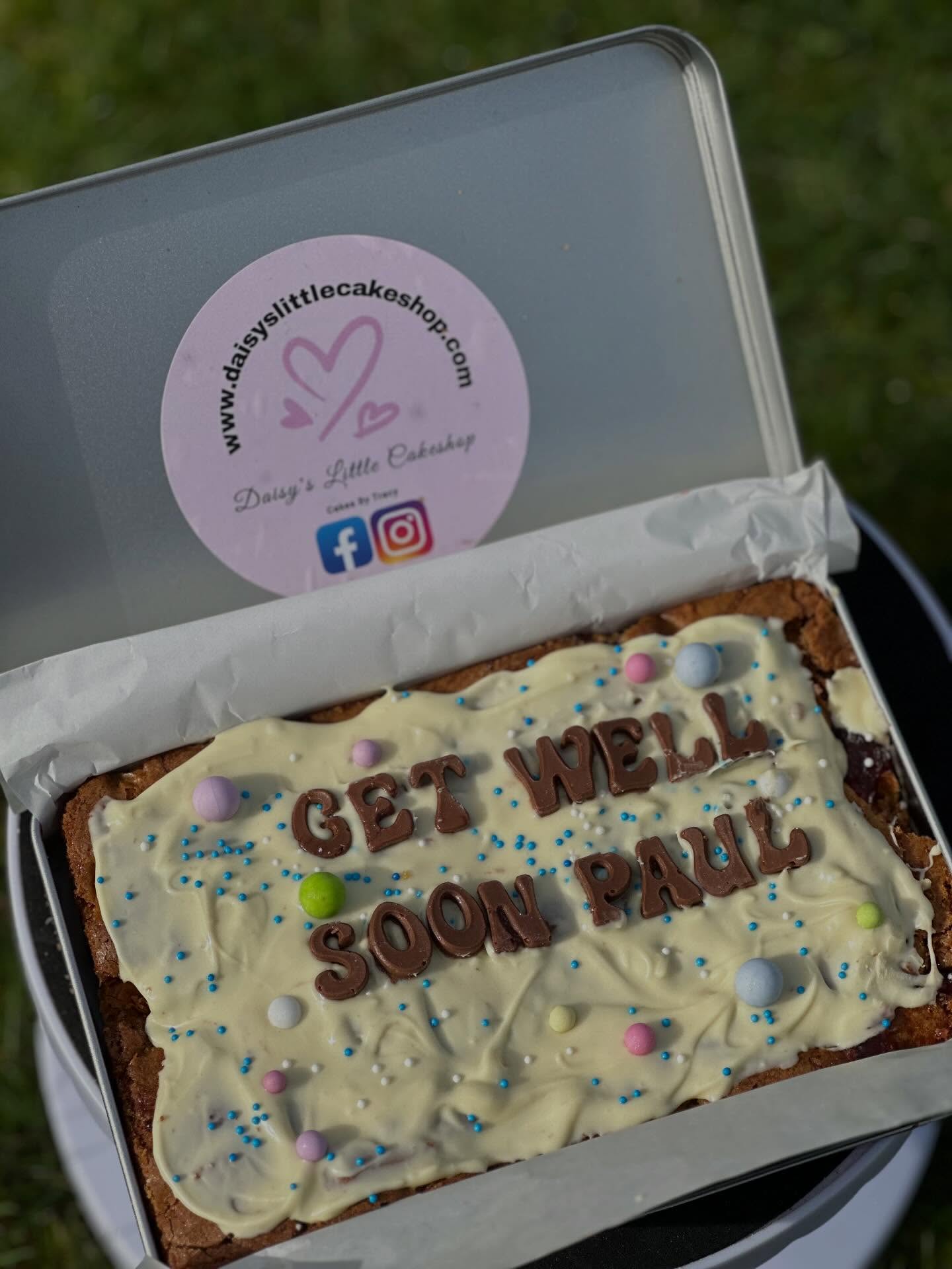 A thoughtful, sweet get well soon gift from a friend delivered in the form of a delicious postal brownie in a tin #postalbrownies #brownie #getwellsoonmessage #sprinkles #personalmessage