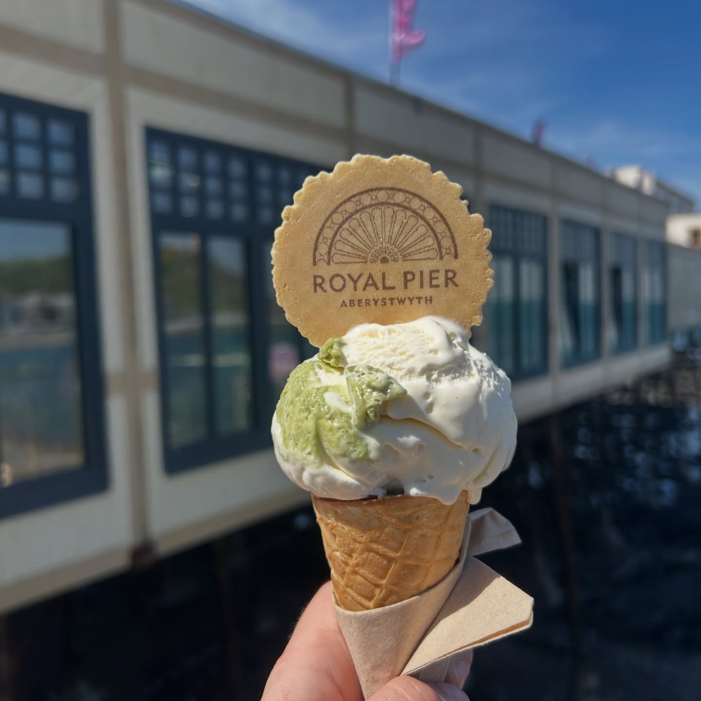 The perfect day to try out our new ice cream flavours. 😋
Our new favourite is white chocolate and pistachio! 🍦