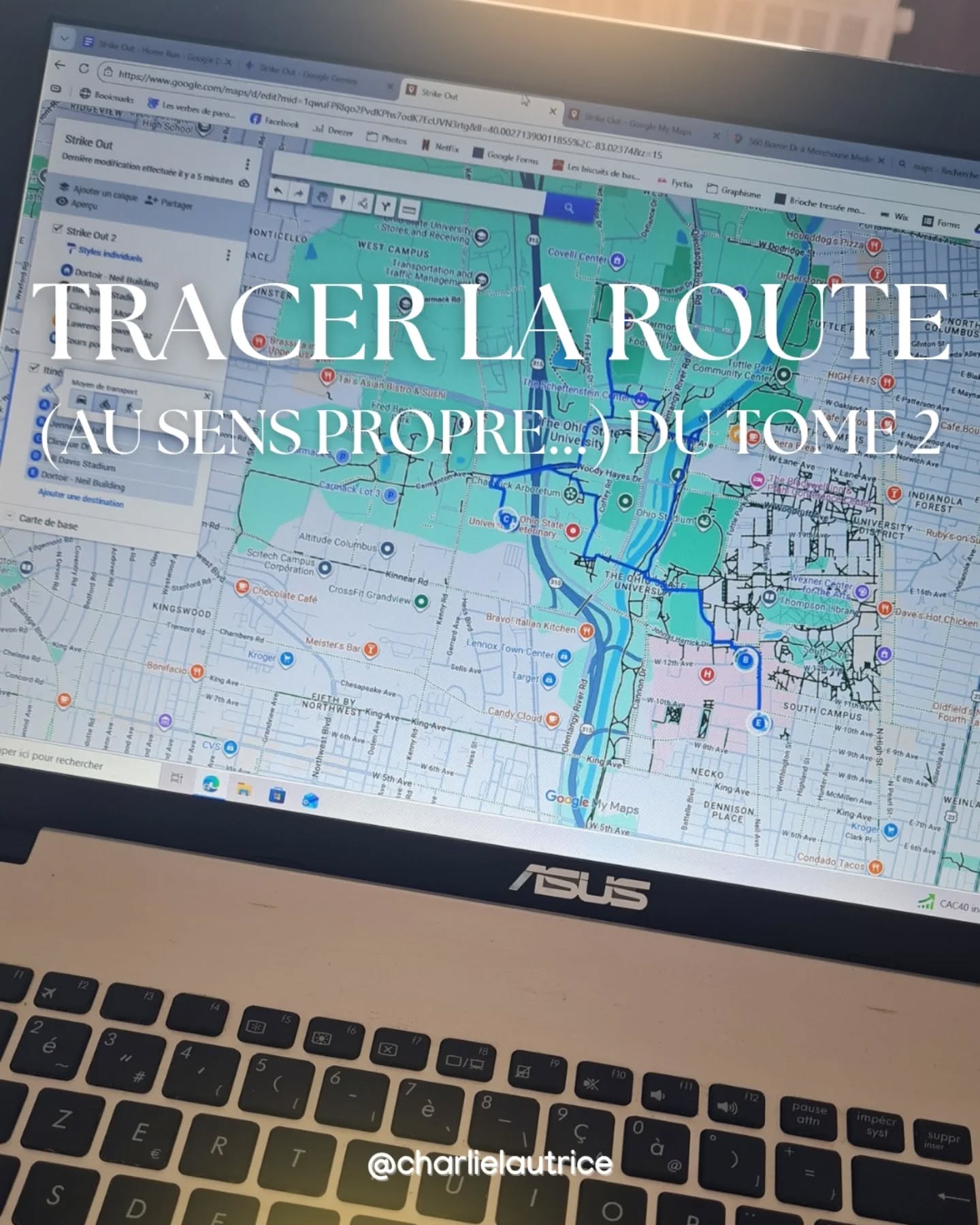 On imagine souvent l’écriture comme un long fleuve tranquille de mots. Mais parfois, ça ressemble à ça : des cartes, des itinéraires, des calculs de temps de trajet et des repères géographiques.
Pour que vous puissiez vous immerger totalement dans la suite de Strike Out, j’ai besoin que chaque déplacement de Sevan soit réel. Je veux que vous sentiez le bitume, que vous visualisiez les rues qu’il traverse, les distances qui le séparent de ses rêves (ou de ses doutes).
C'est aussi ça, mon travail d'autrice : construire un monde solide pour que mes personnages puissent y vivre intensément.
Alors, pendant que certains cherchent le jaspage parfait, moi, je me perds dans les rues de Columbus pour m'assurer que l'histoire que je vous prépare est la plus juste possible. Pas d'artifices, juste la vérité du terrain.
Le Tome 2 avance, pas à pas, rue après rue. Et j'ai tellement hâte de vous emmener en voyage avec moi.
Et toi, quand tu lis, est-ce que tu aimes pouvoir situer l'action sur une vraie carte, ou est-ce que tu préfères laisser ton imagination créer sa propre géographie ? Dis-moi tout !