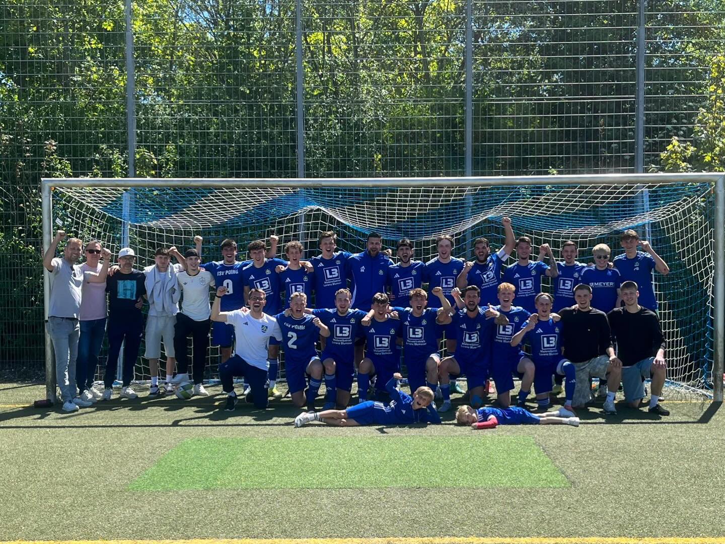 Aufstieg für unsere U23!🔥🔵🟡
Unsere neu gegründete zweite Herrenmannschaft kann in ihrem ersten Jahr somit bereits den Aufstieg in die A-Klasse feiern.