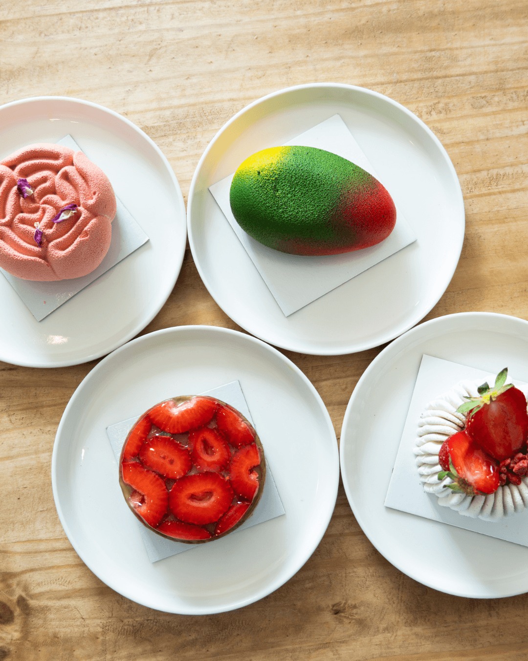 De la couleur, de la fraicheur, de la gourmandise…Découvre la nouvelle carte chez les Herbes Folles 🌿
🧁 Sur la photo :
- Trompe l’oeil mangue
- Entremet ispahan
- Tarte fraises rhubarbe
- Fraisier
Tu viens tester les nouveautés ? 👇🏻
🧁 La pâtisserie de Rebecca
📍 Salon de thé « Les Herbes Folles », 46 rue de Chartres, 91410 Dourdan
🕰️ Mer–Dim : 10h30–18h00