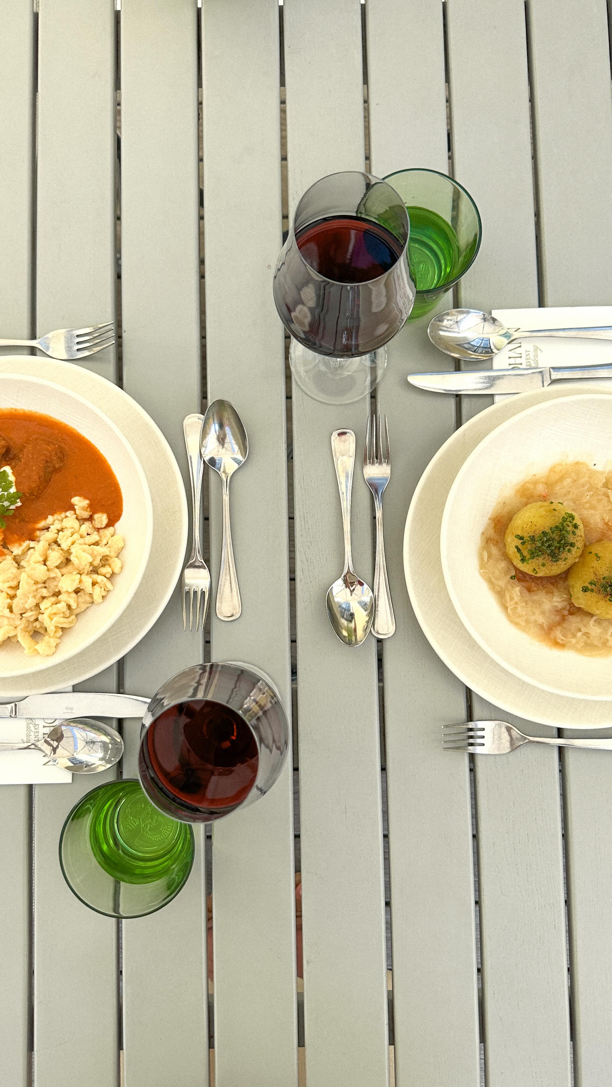 Sommer = Grillzeit 🌭 Und die meistgestellte Frage:
Würstel mit oder ohne Deckel? 🤔
Andi sagt ganz klar: ohne Deckel sieden -
sonst gibt’s schnell ein Würstchen mit Reißverschluss 😄
#schlossschönbrunn #restaurantwien #wien #kochtipps