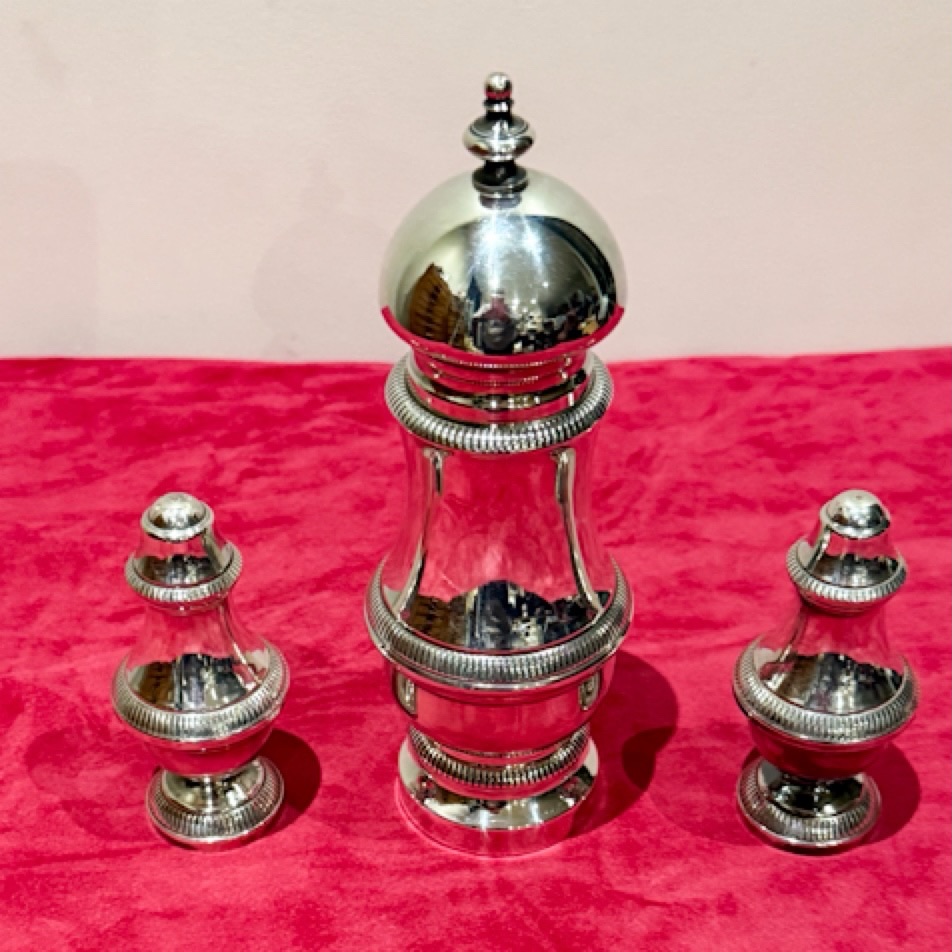 Superbe set de table , salière et poivrière sur piedouche en métal argenté avec le moulin à poivre au modèle.
Métal argente orfèvrerie Française Guildart .
Hauteur salière et poivrière : 10 cm
Hauteur moulin à poivre : 19 cm Ø base 5 cm
Un superbe ensemble en très bel état et fonctionnel.
🛒 prix et disponibilité dans la boutique en ligne.
#artdelatable #argenterie #salière #poivrière #moulinapoivre
