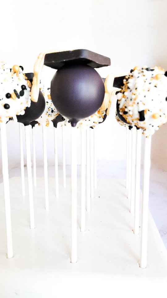 May is just days away and graduations are about to be in full swing
#localbaker #cakepops #graduation #graduationparty