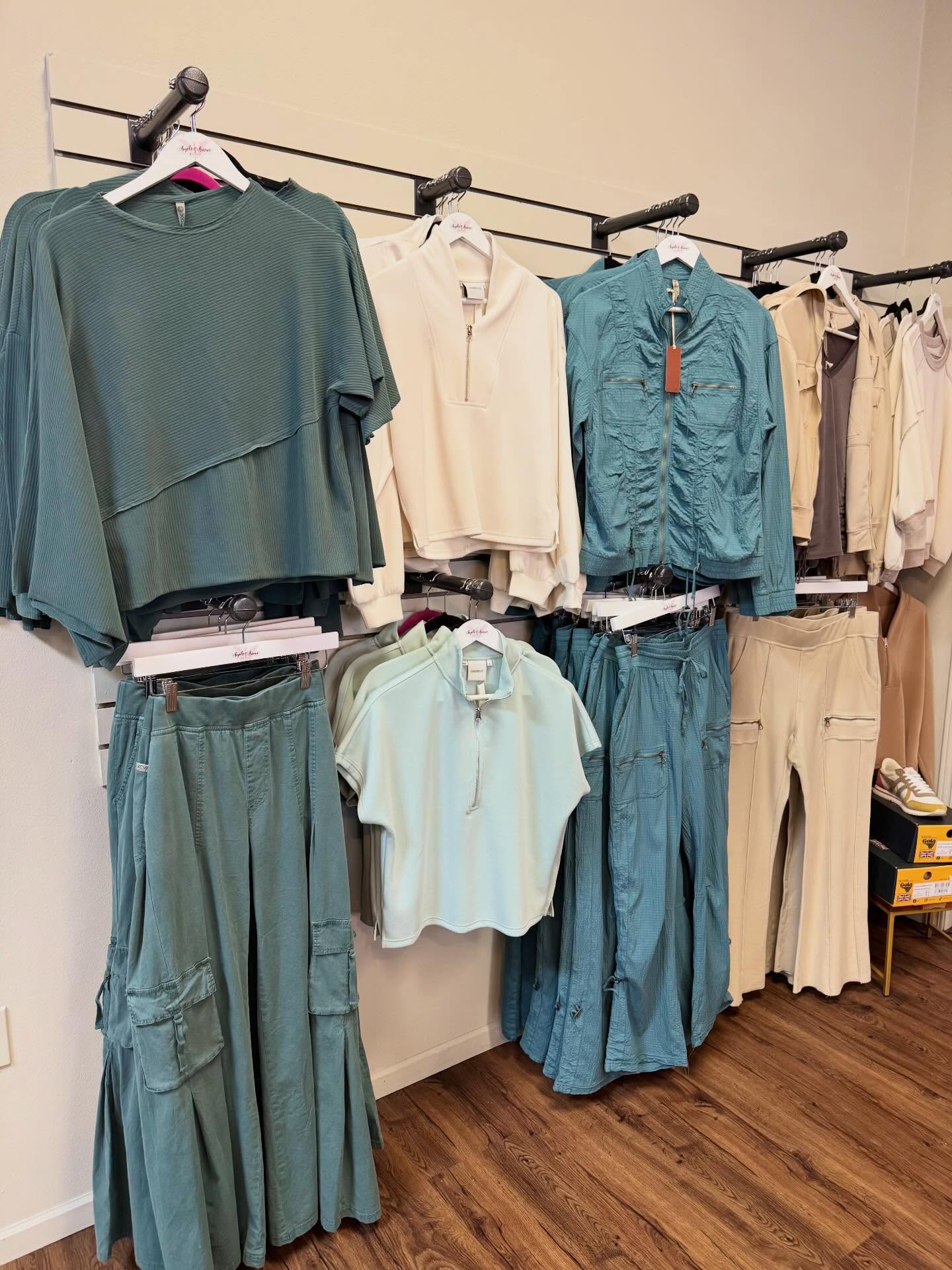 We love the moments when comfort and style seamlessly meet. 👟
#athleisurelook #sahm #weekendwear #shoplocal #downtownbaraboo