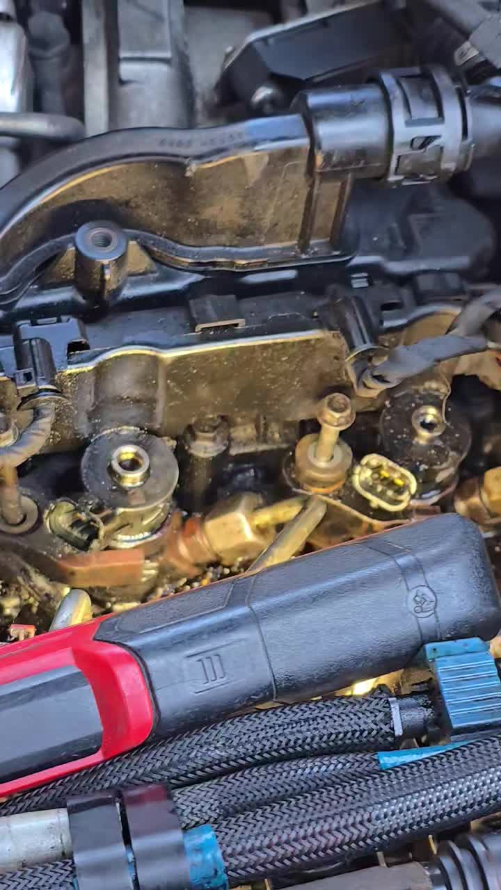 Went to do some injector seals this morning but have been stopped because someones used the wrong bolt and thread on cyl 4, it was also too long so they packed it out with washers and a nut 🤦♀️