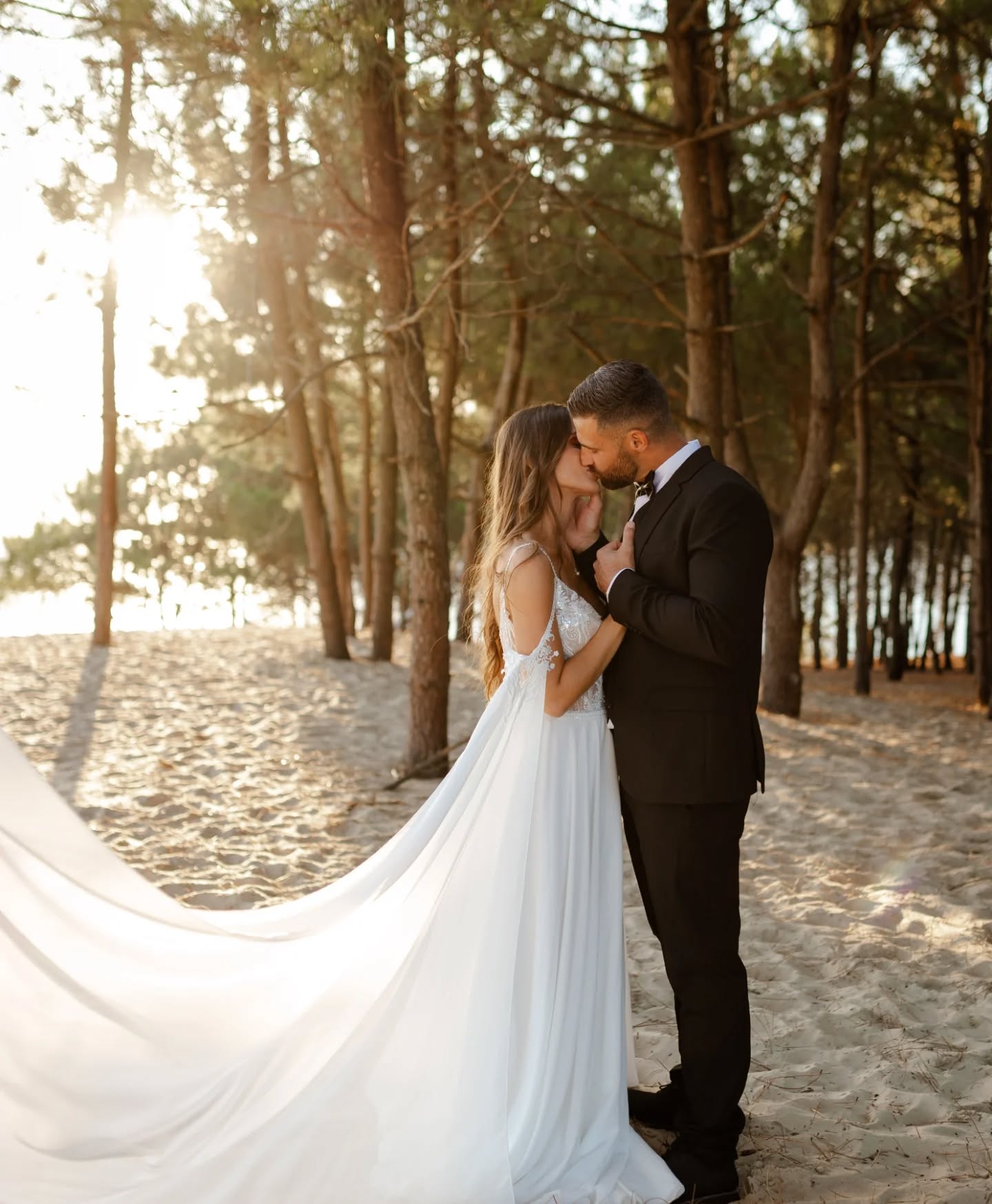Et vous, dites moi tout : Quel serait votre lieu rêvé pour votre mariage (ou votre renouvellement de voeux !) ?!?
Pour ma part, c'est peut être un peu cliché, mais une cérémonie laïque au bord de l'océan ou d'un lac suisse.. qu'est-ce que c'est canon !
Retour en images sur les photos du workshop en van de @paulinebazeaudcoaching , le meilleur investissement que j'ai fais pour mon entreprise mais surtout : pour moi même. Quelle expérience humaine et professionnelle incroyable ! 💛
Merci a @mor_ganeee_ et @model_jeremy d'avoir fait la route depuis Montpellier pour nous rejoindre à la Dune du Pyla..
Moi qui ai grandi dans les Landes, ça me fait toujours rêver...
#photographemariagealbi
#photographetarn #carmaux #mariagetarn #mariagelandes