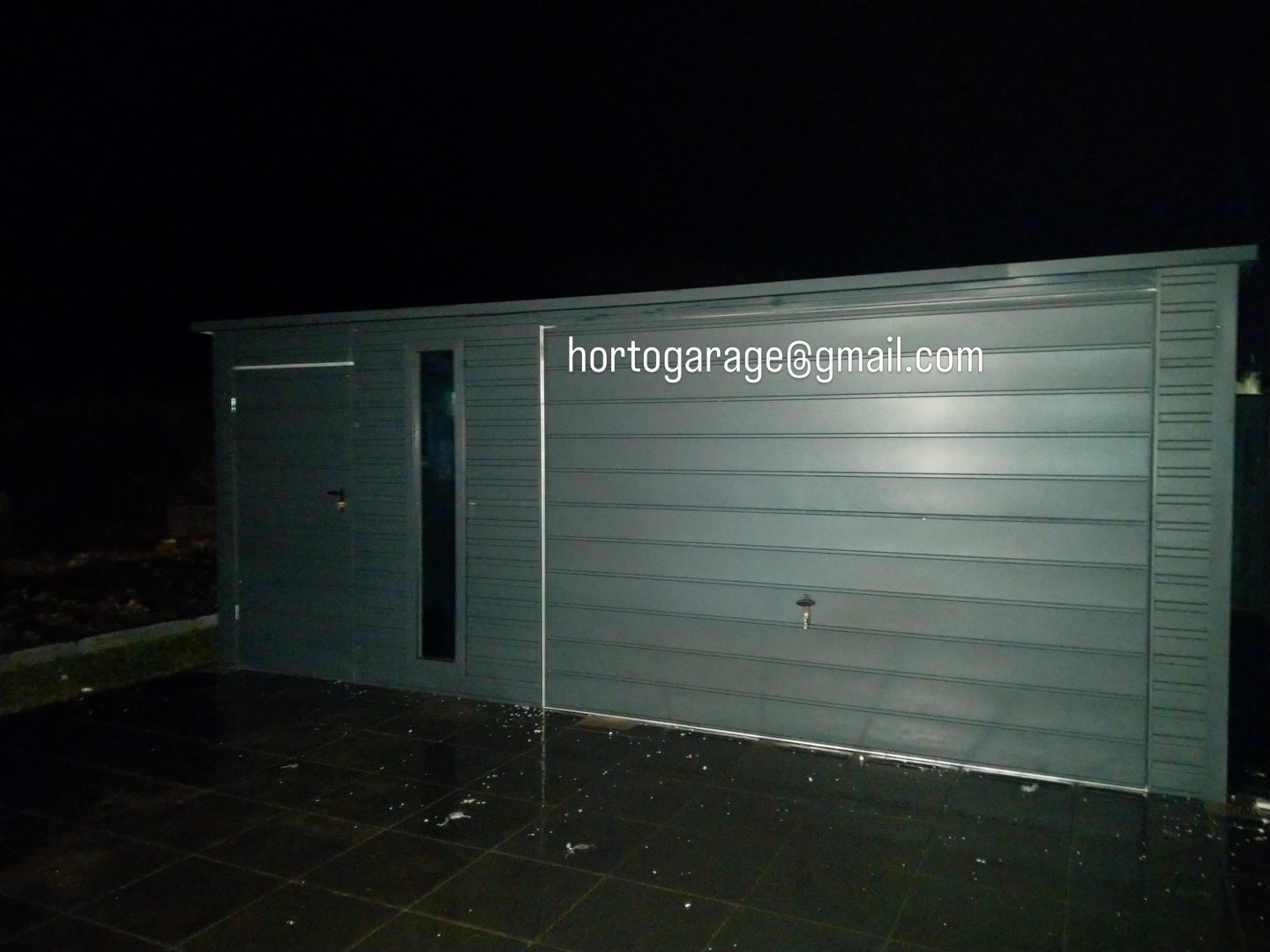 Wir stellen Ihnen unsere Garage vor.
📏Abmessungen:
6 m Breite
3,5 m Tiefe
2,5 m Höhe
Farbe:
Die Garage ist in Graphit gehalten.
🚪🔩Konstruktion:
* Aufbau aus horizontalen Blechpaneelen,
* Stahlkonstruktion,
* Pultdach,
* an der Vorderseite befinden sich eine Tür und ein Garagentor
* daneben eine schmale vertikale Verglasung, die für Licht im Innenraum sorgt.
✅Vorteile:
* modernes und ästhetisches Erscheinungsbild,
* langlebige, witterungsbeständige Konstruktion,
* gute Belichtung dank der seitlichen Verglasung,
* bequemer Zugang und große Frontbreite.
🚗🧰🎿Verwendung:
Eine solche Garage eignet sich als:
* Stellplatz für ein Auto,
* Abstellraum für Fahrräder, Rasenmäher und Gartengeräte,
* kleine Werkstatt,
* Hauswirtschaftsraum oder Hauslager.
💻📲👨💻 eine ähnliche Garage oder andere Details wünschen, mailen Sie hortogarage@gmail.com, gehen Sie auf den Link in der Bio oder rufen Sie an
📞 +49 177 4242452
📞 +49 152 246 74 361