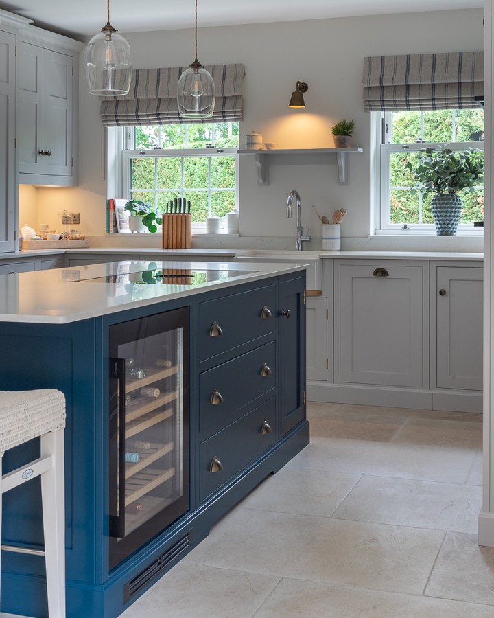 Want to make your kitchen feel a little bolder? Start with the island.
A shift in colour here instantly lifts the whole space, it draws the eye, adds depth, and gives the kitchen a quiet focal point without overwhelming the rest of the palette. #BespokeDesign #KitchenInspo #InteriorDesign #ModernLiving