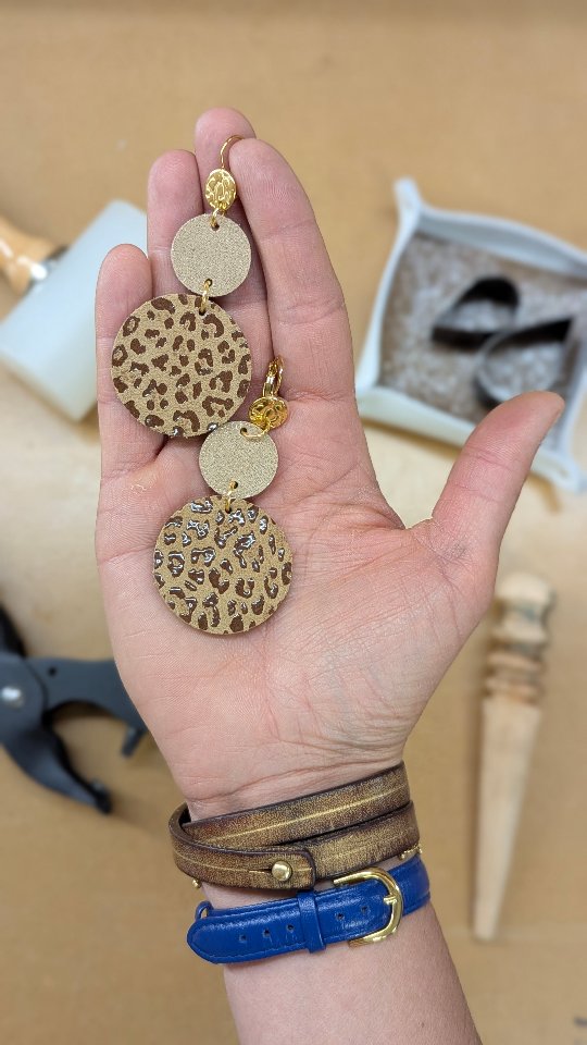Étape de fabrication : la coupe
Voici l'une des étapes de fabrication des boucles d'oreilles...
LA COUPE avec "emporte-piece a frapper" et "tappeur".
Ce que j'aime dans mon métier, ce sont les multitudes d'étapes différentes qu'il peut y avoir, même pour un accessoire tel que le bijou !
Ce que j'aime aussi, c'est que rien n'est figé, plusieurs méthodes sont possibles... Coupe avec en emporte pièce a frapper, coupe presse, coupe tranchet...
L'une n'est pas mieux que l'autre, l'important c'est de choisir la méthode que vous préférez ☺️
A bientôt pour d'autres tips
Marion
#maroquinerie
#ateliercuir
#madeinfrance