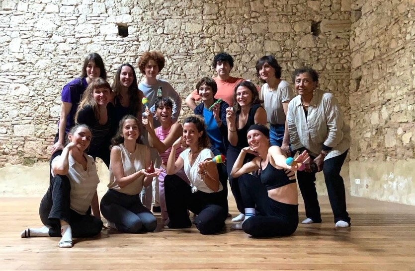 Ce week-end, nos deux ateliers Comédie Musicale, Bordeaux (MeS - @kebiragathe) et Libourne (MeS - @samanthagrassian) étaient en résidence en même temps, dans deux lieux différents. Les deux équipes ont bien bossé pour préparer leurs spectacles de fin d’année, mais ils ont bien rigolé aussi.
IDEAlS Théâtre dispatche l’art et la bonne humeur partout où nous allons.
Retrouvez-nous tout bientôt sur les planches!
#theatre #musicalcomedy #transmission #fun #singing