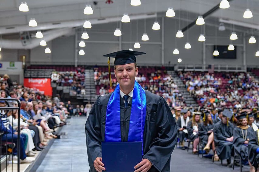 Grattis till examen Martin! 🎾👏🎉
KTK är väldigt stolta och glada över att ytterligare en spelare som har tagit steget och gått på college i USA har tagit examen. Denna gång är det Martin Cardestig som tog examen i veckan. Martin har delat med sig av lite bilder och en text till er medlemmar.
Att kunna fortsätta spela tennis på college är en otrolig möjlighet för våra spelare och väldigt roligt att vi har haft många som tagit den vägen de senaste åren.
Hej allihopa på KTK!
Jag har nu tagit examen från North Carolina Wesleyan University med en Bachelor of Science i Marketing. Det känns väldigt stort och jag är otroligt tacksam för allt stöd jag fått längs vägen.
Samtidigt har tennisen gått väldigt bra den här säsongen. Jag har spelat som 5:e singel och just nu är jag på en win streak med 9 matcher i rad. Vårt lag lyckades vinna vår conference för 17:e året i rad, vilket är en tradition och prestation som betyder mycket för hela programmet.
Snart börjar NCAA slutspelet, så vi laddar för fullt här!
Att få kombinera studier och college-tennis i USA har varit en fantastisk upplevelse och något jag kommer bära med mig resten av livet. Tanken är nu att börja jobba i USA! Jag åker till Connecticut i mitten av Maj o kommer jobba som tennis tränare under sommaren.
I Augusti kommer jag tillbaka till Sverige i en liten period så jag hoppas verkligen att vi ses i hallen!
Stor kram till er alla!
