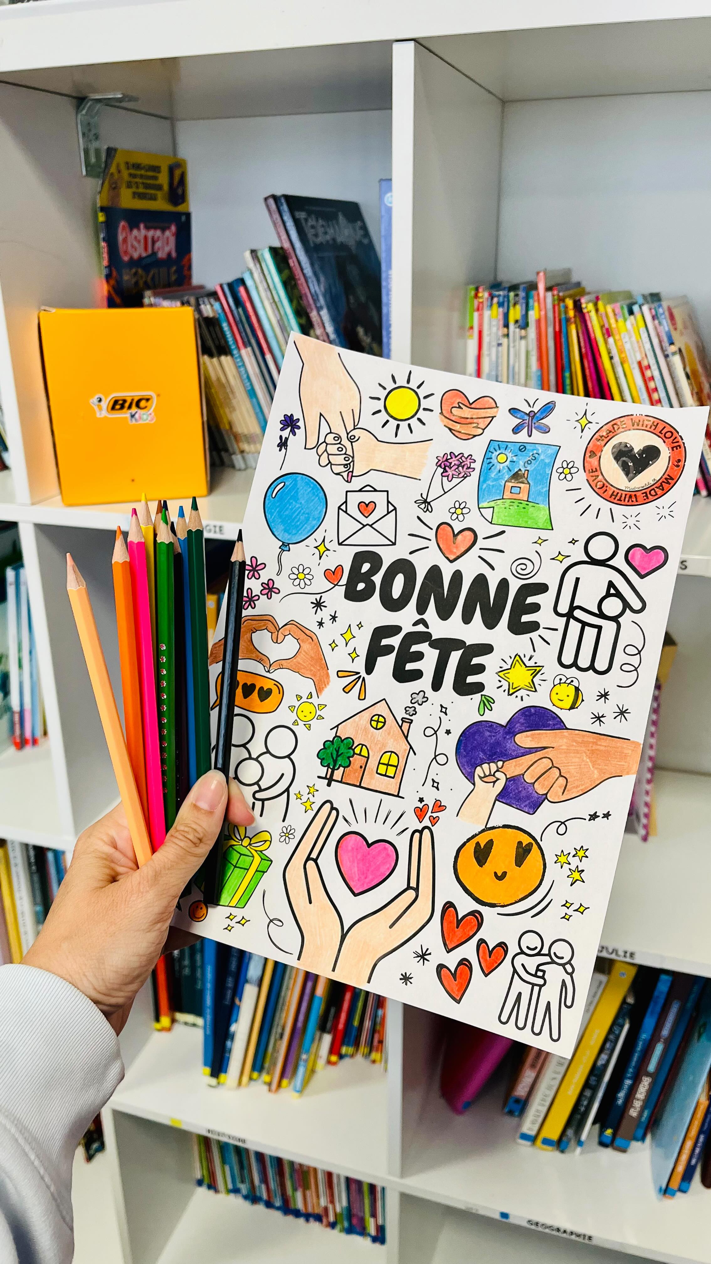 C•O•L•O•R•I•A•G•E
▶️ Laisse un commentaire si tu souhaites que je dépose ces 3 coloriages sur le blog !
N’hésite pas à me dire si tu souhaites que je le fasse dans une autre langue !!
En ce mois de mai j’ai eu envie de vous proposer un nouveau coloriage alors j’ai pensé à la fête des gens qu’on aime, des mères et des pères … !!!
J’ai donc créé ces trois coloriages pour qu’ils puissent s’adapter à votre pratique, à vos élèves et leurs familles !
Et quand @bicstationeryfr m’a proposé de tester leurs crayons de couleur je me suis dit que ça tombait à pic !
Nous avons donc testé avec mes élèves le pack de 144 crayons de couleur Bic Kids Smooth !
Verdict des enfants : « ils colorient trop bien ! »
« On dirait que ça fait des comme des feutres ! »
Le point fort selon moi c’est que la mine est grasse et permet de colorier sans effort ! Mes élèves sont grands mais même pour eux c’est top, alors pour des petits ça doit l’être encore plus !
Merci @bicstationeryfr !
Tu as déjà testé ces crayons ? N’hésite pas à me partager ton avis !!!
Bon mercredi
Maitresselili_lh ✨
#maitresselililh #teampe #bickids #crayonsmooth #maitresse
Produit offert - collaboration commerciale