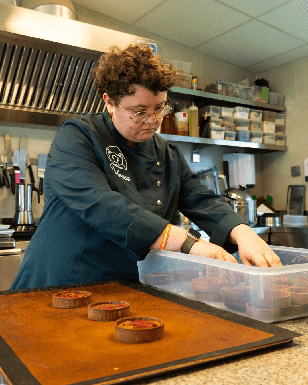 Un peu plus, un peu moins… en pâtisserie, ça ne pardonne pas 😏
Heureusement, ici on a une team de pros qui dose tout au millimètre près… zéro hasard, 100% maîtrise, et beaucoup (beaucoup) de gourmandise 🍰
🧁 La pâtisserie de Rebecca
📍 Salon de thé « Les Herbes Folles », 46 rue de Chartres, 91410 Dourdan
🕰️ Mer–Dim : 10h30–18h00