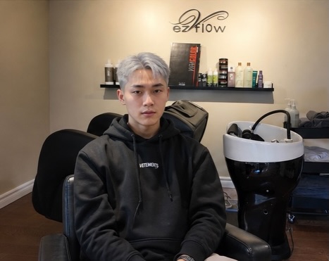 Clean silver texture ⚪️
Soft crop with a low fade.
Keeping the tone icy and even under every lighting.
#silverhair #hairstylist #haircut #colour #etobicoke