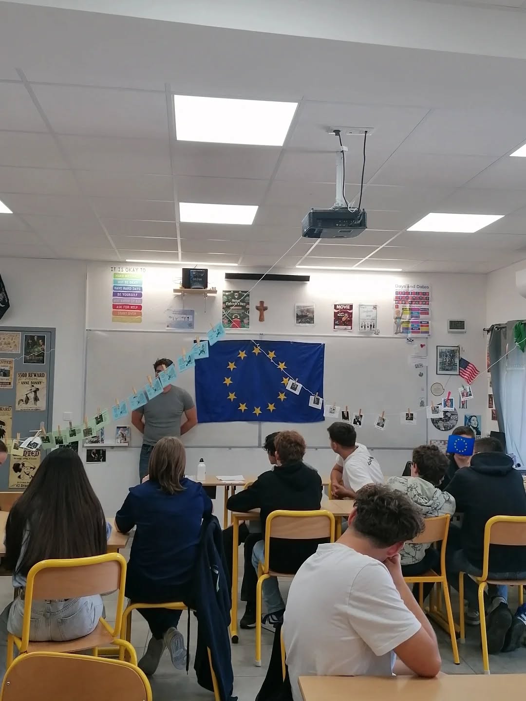 🇪🇺 Une matinée 100% Europe à l’Institution Maintenon de Sommières !
Ce 6 mai, nos volontaires européenne ont animé plusieurs ateliers et jeux autour de l’Europe pour les collégiens :
Les petits européens; Le pont des langues ; Europoly; Au fil de l’Europe.
Un grand merci aux élèves et à l’équipe pédagogique pour leur accueil et leur enthousiasme 💙🇪🇺
#MaisonDeLEurope #jolimoisdeleurope #Europe #JournéeEuropéenne #UnionEuropéenne