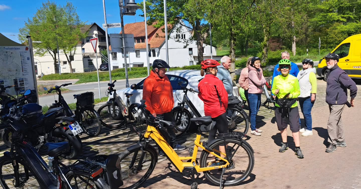 Am Sonntag den 17.Mai,bietet der Heimat und Verkehrsverein Bösingfeld wieder eine geführte Radtour an. Treffpunkt ist die Wanderlinde am Kreisel in Bösingfeld. Es geht nach Niedersachsen. Über Schönhagen ,Richtung Hameln.über Gut Schwöbber nach Sonneborn, Richtung Barntrup,über den Windmühlenstumpf, Alverdissen, wieder nach Bösingfeld. Eventuelle Einkehr geplant.