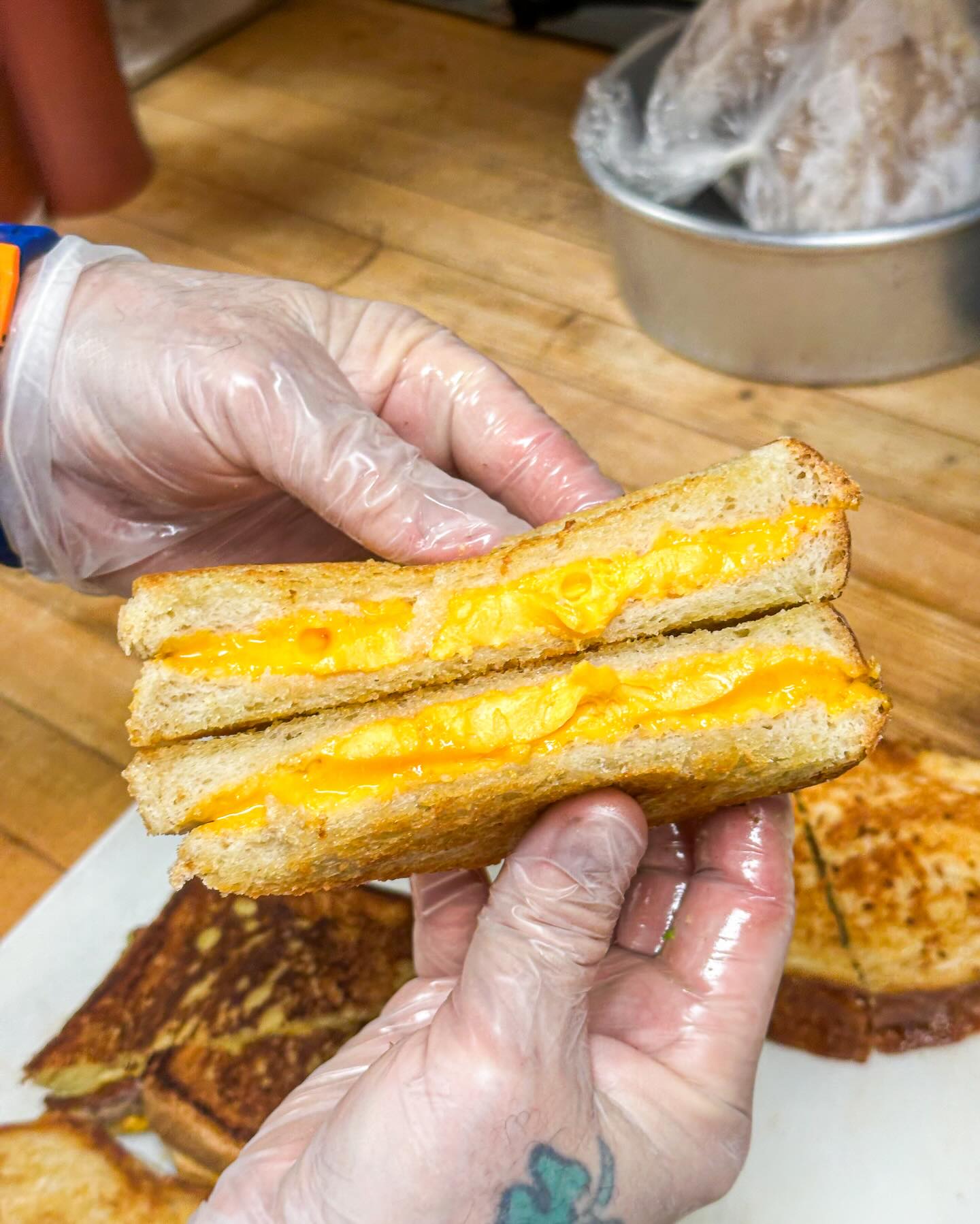 Golden on the outside, melty on the inside 👀🧀Classic grilled cheese, exactly how it should be. We’ll have it ready for you at #CinosHotBagels
#grilledcheese #deli #longisland #oceansideny
