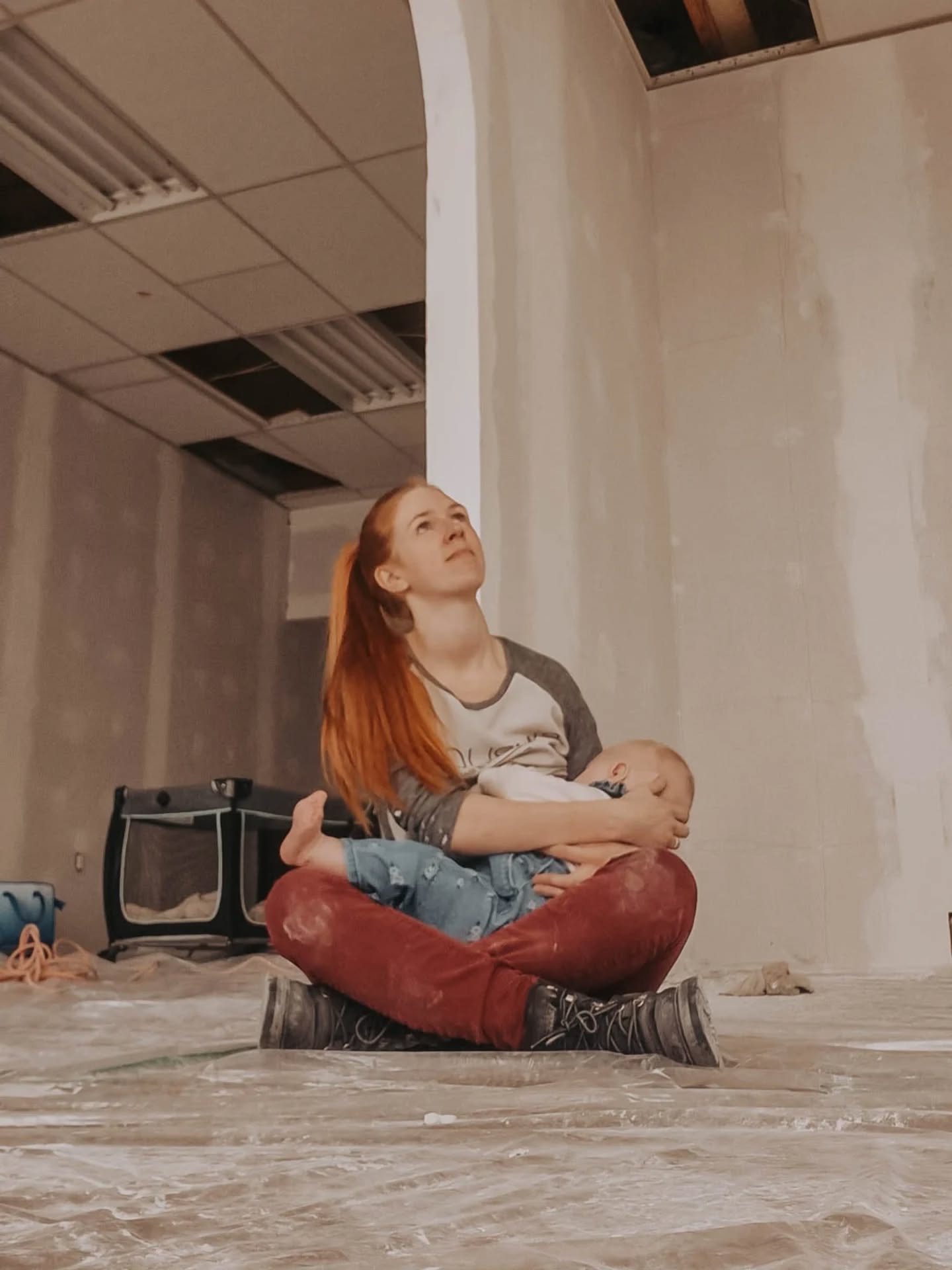 Il y a un an, jour pour jour, j’étais sur le chantier du studio, avec mon bébé de 7 mois dans les bras, entrain d’allaiter au milieu de la poussière et du bruit.
Je visualisais déjà chaque détails de cet espace malgré tout ce qu’il restait encore à faire.
On était à un mois de l’ouverture et rien n’était prêt.
J’étais en plein post-partum, dans cette période étrange où tu es à la fois remplie d’amour et complètement éparpillée. Tu deviens mère, mais tu te perds un peu au passage. Tu sais que tu n’es plus la même, sans vraiment savoir encore qui tu es devenue.
Et en même temps, il y a cette dualité très forte : l’envie profonde de rester avec son bébé, de ne rien manquer… et ce besoin presque viscéral de recréer, de retravailler, de se retrouver autrement.
Ce bébé-là a été mon ancre. Une fin et un début en même temps. La sensation que ma famille était complète et qu’à partir de là autre chose pouvait enfin naître, que je pouvais me choisir à nouveau. Sans opposition avec ma vie de mère, mais plutôt en continuité avec qui je suis profondément.
Parce qu’au fond, je sais que je suis faite pour créer. J’ai toujours été comme ça. L’entrepreneuriat, ce n’est pas un “projet” chez moi, c’est juste ma manière d’être dans ce monde. J’ai besoin de construire, de donner vie à des idées, de matérialiser ce que je ressens.
Et ce que je construisais à ce moment-là, au milieu du chaos, ce n’était pas juste un lieu… c’était une extension de moi.
Aujourd’hui, cet espace existe et il est fidèle à ce que j'avais imaginé: doux, apaisant et rempli de bonnes ondes !
VYĀNA a déjà évolué mille fois depuis l’ouverture alors quand je regarde cette photo, je me dis que ce n’était pas juste “avant l’ouverture”, c’était vraiment le point de bascule où j’ai arrêté de me chercher… et où j’ai commencé à me retrouver. 🤍