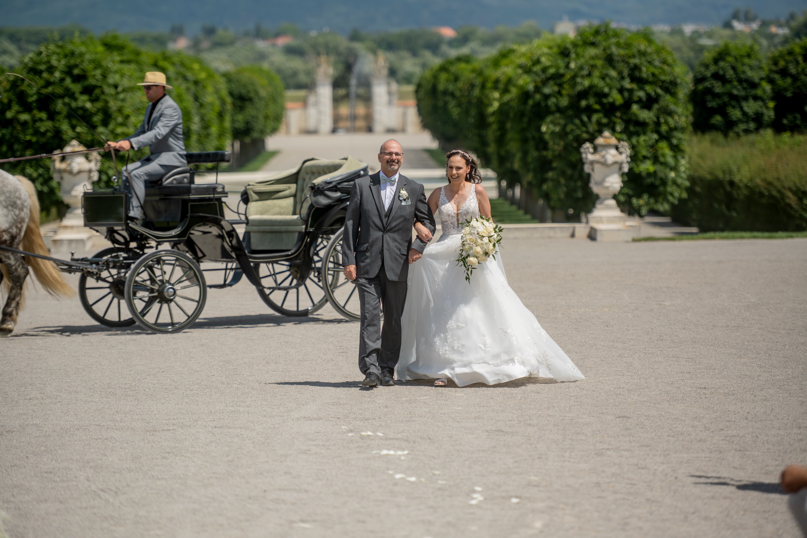 Zum Abschluss noch ein paar Einblicke in diese Traumhochzeit auf Schloss Hof. ✨ Ein riesiges Dankeschön an Vanessa & Andreas für euer Vertrauen, es war mir eine Ehre, euch als Wedding Plannerin begleiten zu dürfen! 🥂💍
Foto @artwedding.eu
#weddingplanner #hochzeitinösterreich #hochzeitsplanerin #braut #brautkleid