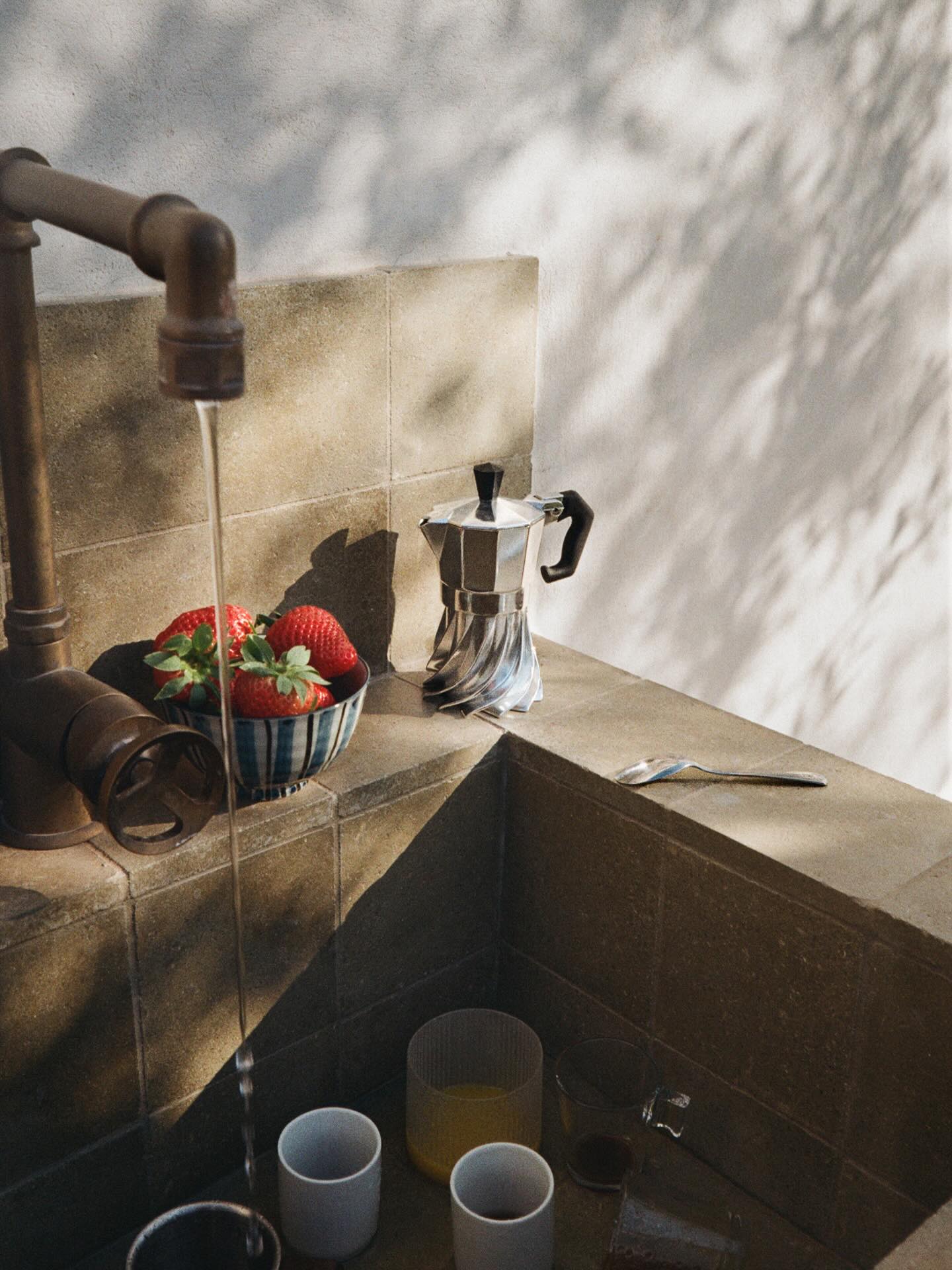 Morning light.
Fresh water.
Ripe strawberries.
And the most Italian ritual of all.
The Turbo Moka 1-cup was created for those quiet, slower moments —
when the first coffee of the day is not just caffeine,
but a small daily luxury.
Faster.
Less waste.
The same feeling of home.
Metti il Turbo. ☕
Production: @freemad
Creative Direction:
@freemad and
@__sara_________________
Photography: @__sara_________________
Location: @casacaroseno