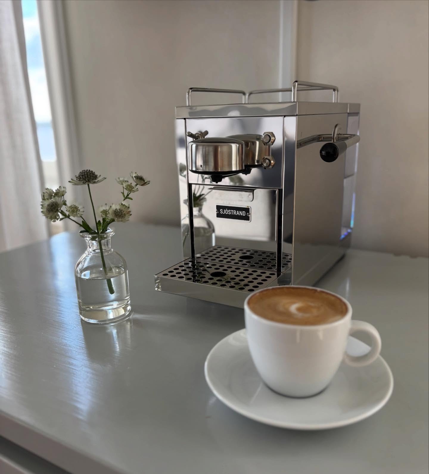 Godmorgon från Sigtuna! Våra vackra, ljusa rum är smakfullt inredda med designklassiker. Morgonen börjar med gott kaffe och härlig frukost ☕️❤️ @sjostrand.coffee