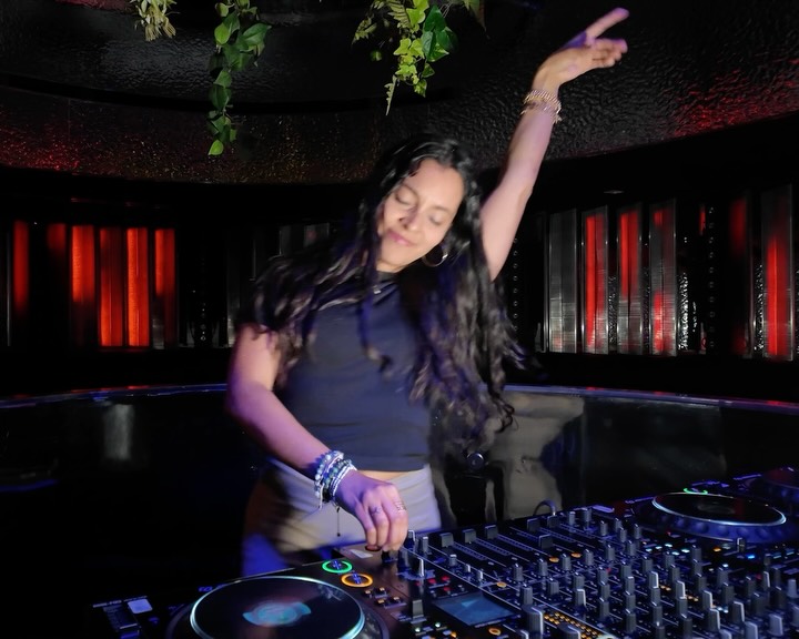 I’m all about joyful house music which is why I’ve been absolutely loving working with @soundbody.fit to create these upbeat house sets with the goal of motivating, uplifting, and bringing as much energy as I can to Brooklyn 💜
Come work out with me next at @unveiled_nyc on 5/12 (sign up at soundbodyfit.com) and in the meantime you can listen to this full set on my YouTube channel :)