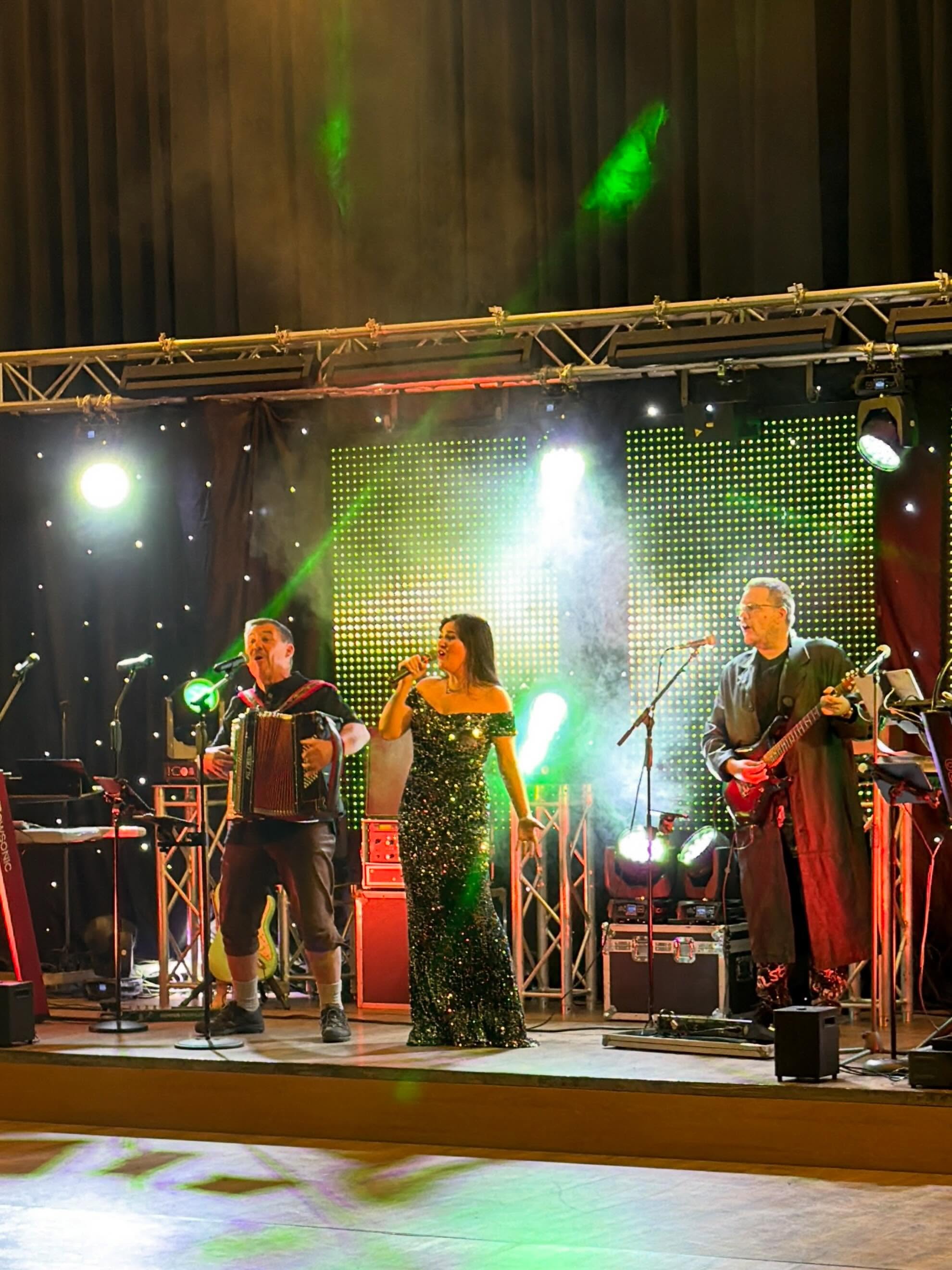 Last week’s Tanz in den Mai was a special night ✨
Together with Duo Dubb - electric guitar and accordion, we created probably the most unusual musical combination I’ve ever performed with 😃 What started as a spontaneous experiment turned into a unique concert full of energy, emotion and fun on stage 🎶
A full hall, an audience and a standing ovation made this evening unforgettable 💫 Looking forward to more concerts together!!!
#TanzInDenMai #SingersOfInstagram #Concert #CrossoverMusic #annamoog