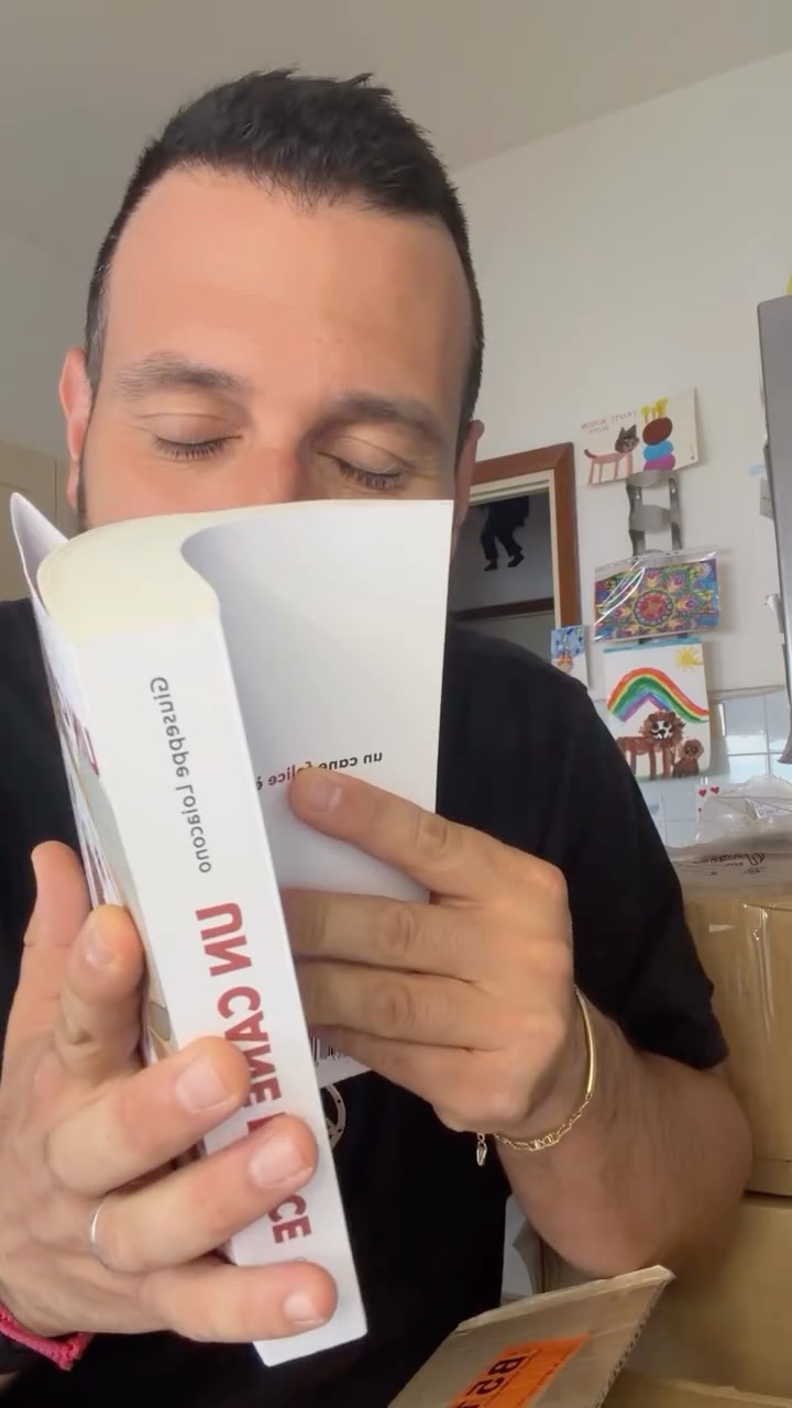 Oggi è un giorno speciale.
8 maggio 2026.
“Un cane felice” è finalmente fuori.
Questo libro non è solo mio, oggi questo libro diventa nostro. È il risultato di incontri, visioni e persone che hanno lasciato un segno profondo in questo percorso.
Grazie a Veronica @verrydogs , la mia compagna di vita, che ha dato anima e forma alle illustrazioni.
Grazie ad @angelovaira per la prefazione e ad @alberto_ferrarini_ per la postfazione con le vostre parole avete impreziosito questo testo.
Da oggi puoi trovarlo:
📚 in tutte le librerie
🌐 su tutte le piattaforme digitali
👉 Link in bio per acquistarlo subito
Buona lettura. 🐾
#uncanefelice #libro #educazionecinofila #addestramentocani #libridaleggere