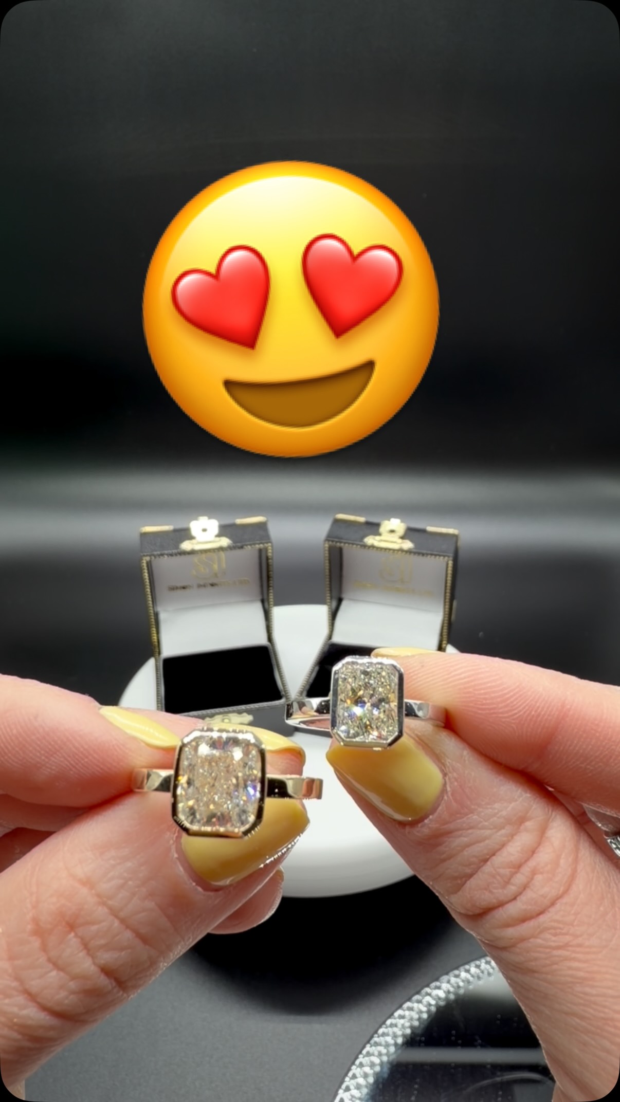 A 14kt gold bezel set engagement ring is a unique and elegant design💍
Every angle designed to honor the light within a natural diamond💎
💎Friday Rocks💎
P.S. 💐Happy Mother’s Day💐
#simonimports #fridayrocks #luxjewelry
#diamond #diamondring