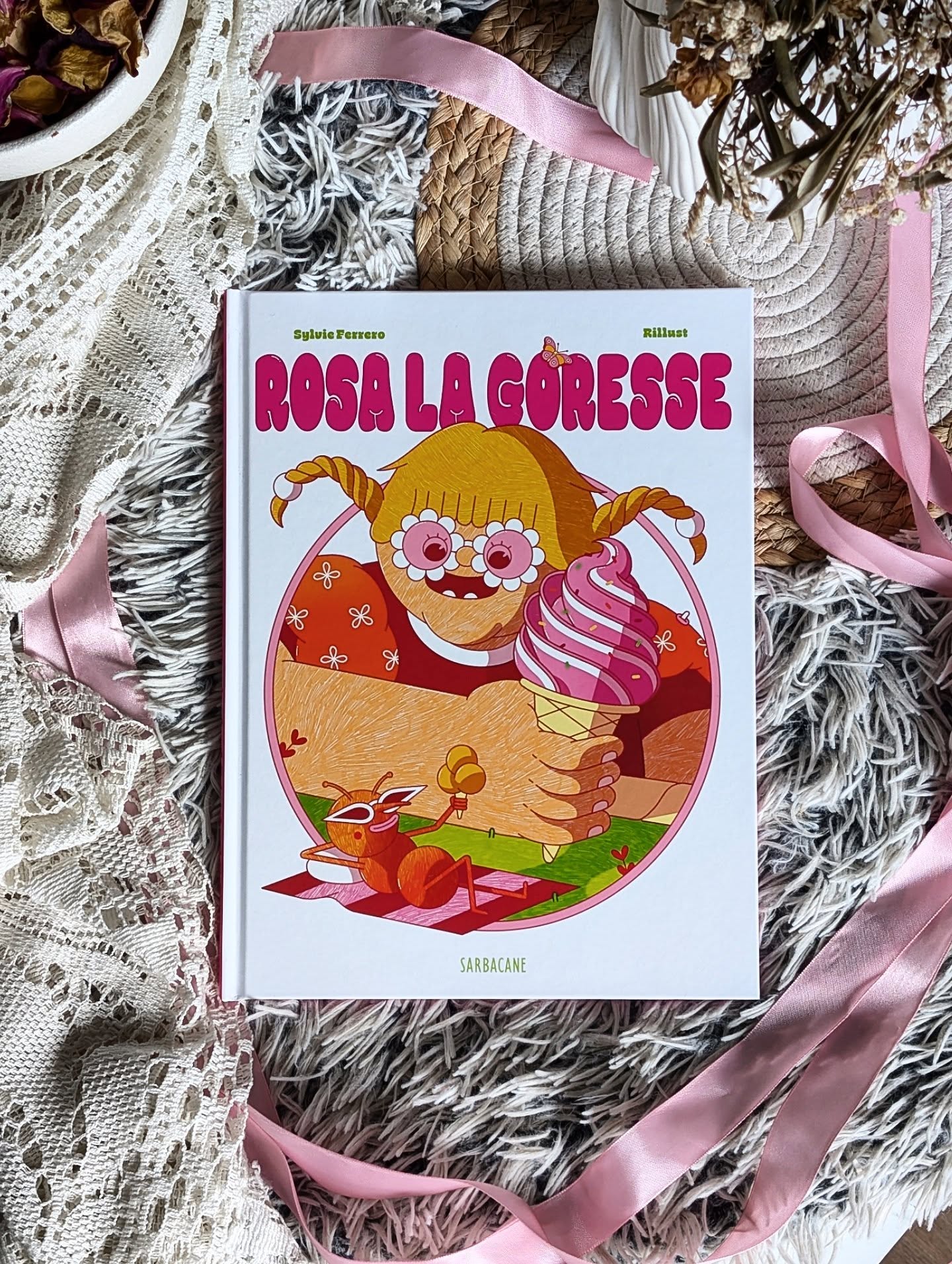 ✨ Rosa La Goresse - Sylvie Ferrero & Rillust ✨
Vous prangerez bien un petit quelque chose ?
Entrez donc dans le monde complètement déjanté de Rosa la goresse, qui prange encore et toujours… Mais voilà, un gros problème vient perturber son quotidien : elle a terriblement mal au balouff.
Face à cette situation plus que compliquée, son amie la mourfi brésilienne va tenter, tant bien que mal, de lui trouver une solution. Commence alors un véritable parcours culinaire où Rosa essaye de changer son alimentation… sauf que malgré tous ses efforts, son balouff continue de lui faire mal. Alors comment réussir à aller mieux ?
J’ai trouvé cet album illustré vraiment drôle à lire. Entre les mots inventés, les répétitions et les expressions loufoques, il y a un vrai rythme qui se crée pendant la lecture. Clairement, les enfants vont adorer cet humour et les sonorités rigolotes qui rendent l’histoire hyper attractive.
Mais derrière son côté farfelu, l’album cache aussi un très joli message. Il parle de l’importance d’avoir une alimentation variée, de bouger, de prendre soin de soi et surtout du fait que manger toujours la même chose en excès n’est pas forcément une bonne idée.
Le message est super bien amené, tout passe par l’humour et par les aventures de Rosa, ce qui rend le sujet beaucoup plus accessible pour les plus jeunes.
Petit coup de cœur aussi pour les illustrations qui sont ultra colorées et pleines d’énergie. Elles donnent énormément de personnalité à l’univers et rendent l’album encore plus fun à découvrir.
En bref, c’est un album aussi drôle qui permet de parler d’équilibre alimentaire de manière ludique et originale. Et même en étant adulte, je vous assure qu’on se surprend à sourire devant tous ces jeux de mots.
À découvrir chez @editionssarbacane !
#Booklover #bookstagramfrance #AlbumJeunesse #Sarbacane #review