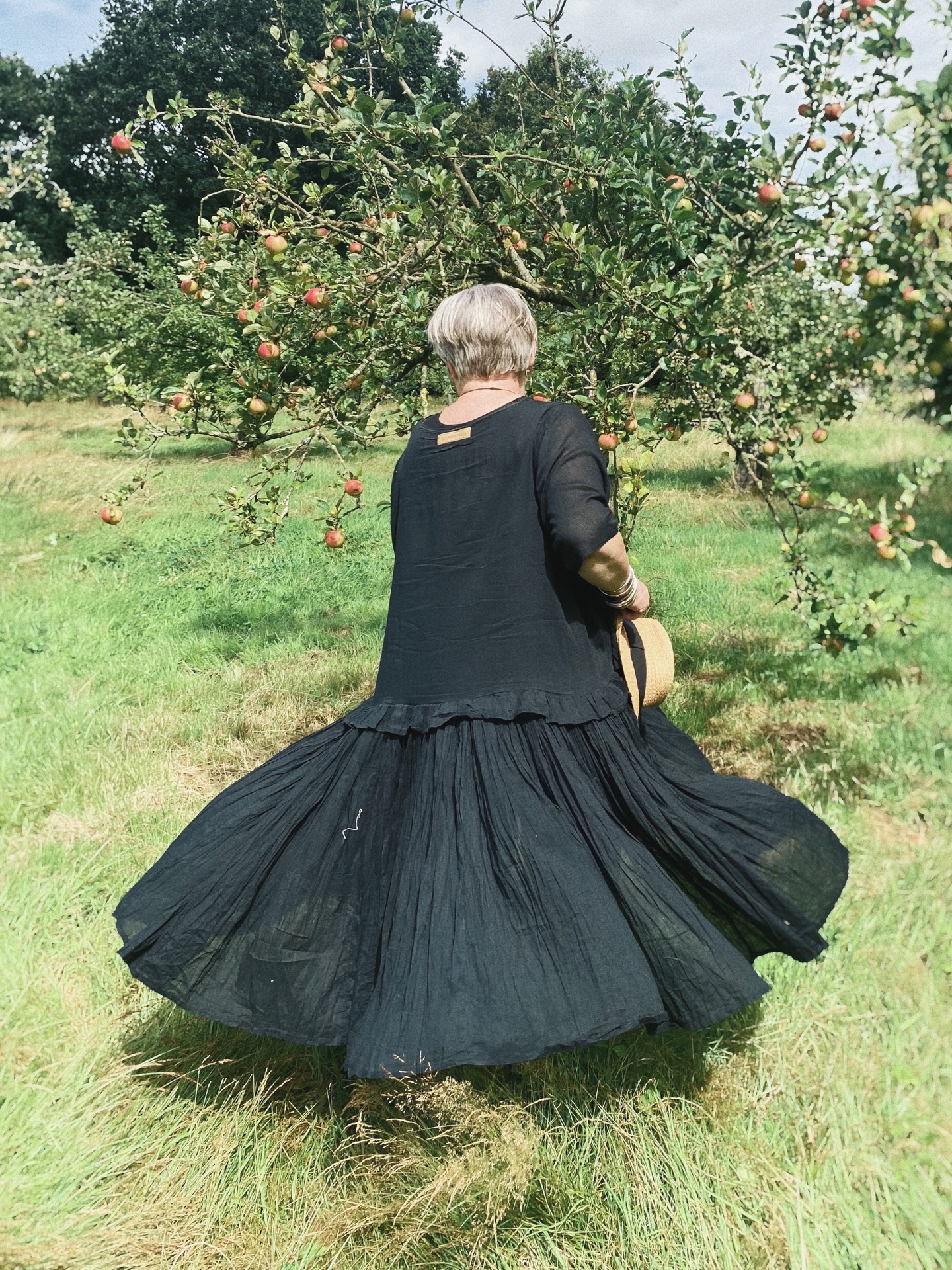 This weeks style of the week is one from the archives : the Edie Dress 🖤 Meters of cotton muslin, an asymmetrical neckline and frill detail. A special style for summer days 🌞
Available with 10% off until Wednesday 6th May
Here Fran wears the original sample in 2021 in the orchard at Sissinghurst Castle in Kent 🍎