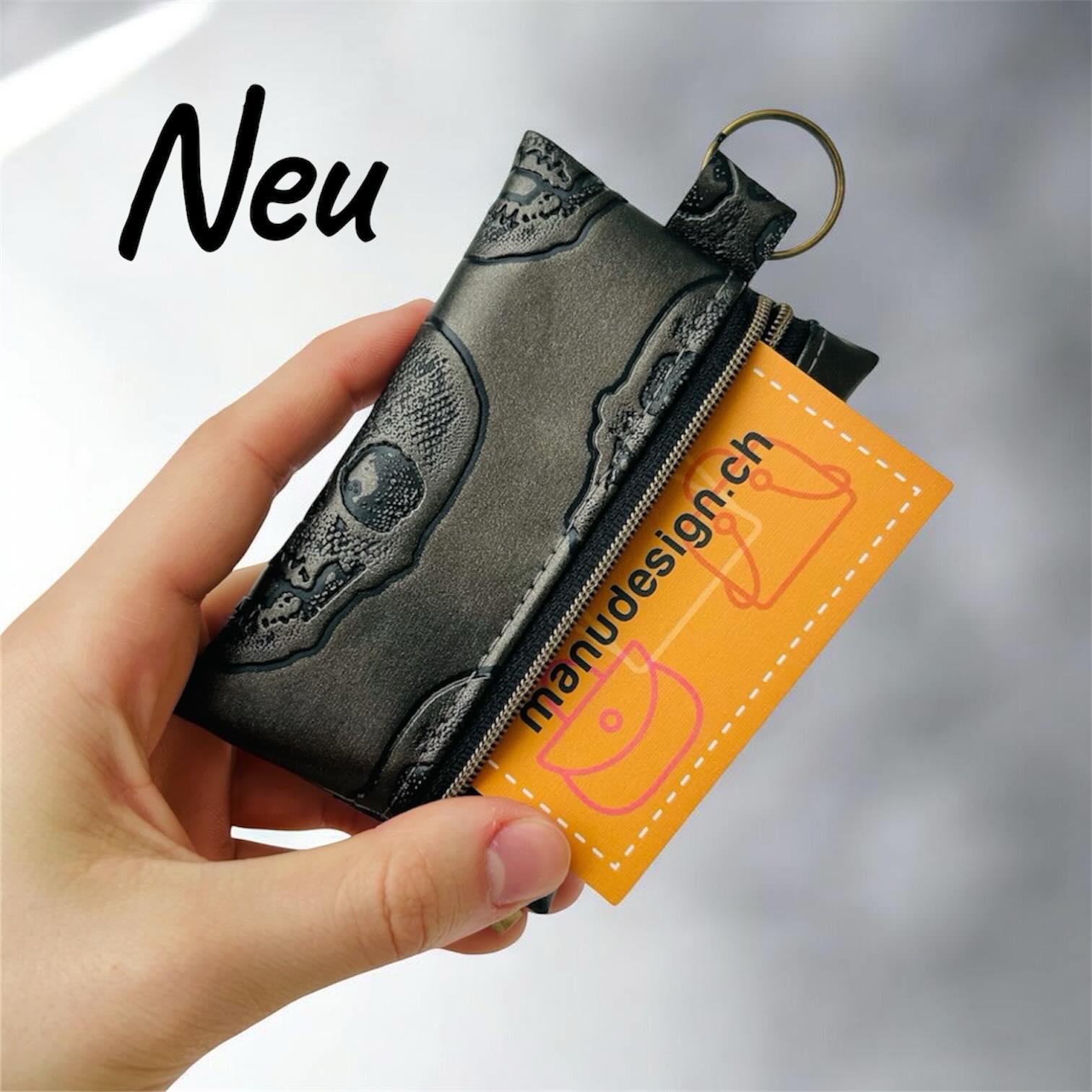 Das sind meine neuen Kreditkarten-Täschchen🤗. Sie sind perfekt dafür geeignet, Kreditkarten, Visitenkarten oder Bargeld schnell und einfach zu verstauen.
Durch den Ring / Karabinerhaken, lassen sich die Kreditkarten-Täschchen auch wunderbar innerhalb der Handtasche befestigen, wodurch sie stets griffbereit sind🥰😁.
Gerne, nehme ich auch personalisierte Bestellungen an🤗. Melde dich einfach hier über Instagram oder über manudesign.ch -> Kontakt😉
#bag #selfmade #handmade #mi̇ni̇bag #smallbusiness