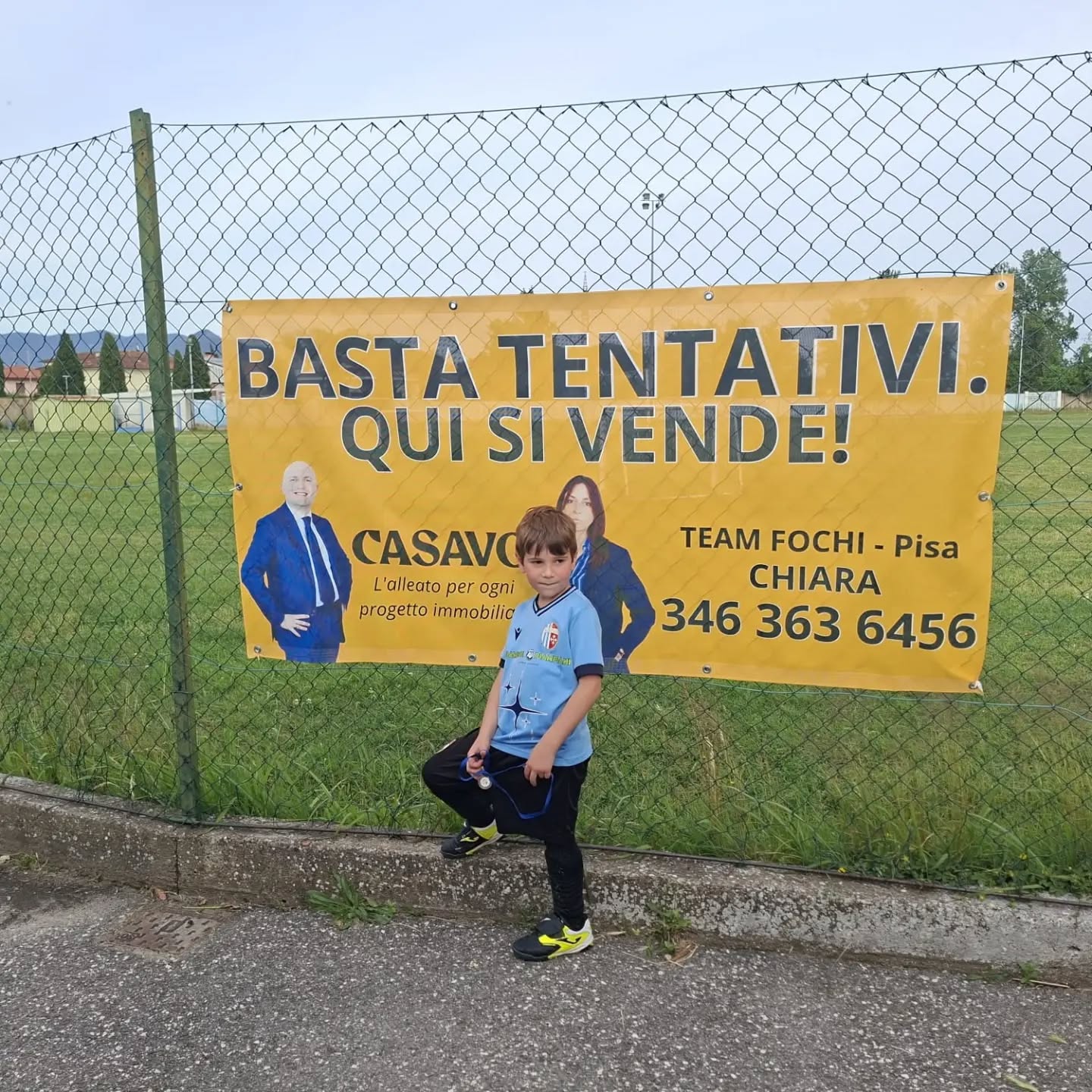 ⚽️💛 DA OGGI SIAMO ANCHE ALLA SCINTILLA DI ORATOIO. 💛⚽️
“BASTA TENTATIVI. QUI SI VENDE.”
Uno slogan forte. Esattamente come piace a noi. 🔥
Da oggi il Team Fochi – Casavo è presente anche al campo della Scintilla, un luogo dove tanti bambini crescono tra allenamenti, sacrifici, amicizie e sogni da inseguire. 💪
L’idea dello striscione è nata grazie a Chiara, mamma del giovane campione in foto 📸 E quando ci ha proposto questa cosa abbiamo detto subito sì.
Perché noi crediamo nei quartieri. Nelle persone. Nelle realtà che fanno vivere Pisa ogni giorno. ❤️
E sì… anche nel calcio vale la stessa regola del nostro lavoro: chi improvvisa perde. Chi lavora forte, alla lunga, vince. 🏆
FORZA SCINTILLA! ⚽️🔥
#TeamFochi #Casavo #Pisa #Oratorio #Scintilla QuiSiVende BastaTentativi VendereCasa AgenteImmobiliare Pisa CalcioGiovanile TeamDaSerieA RealEstate PisaCalcio ForzaScintilla
