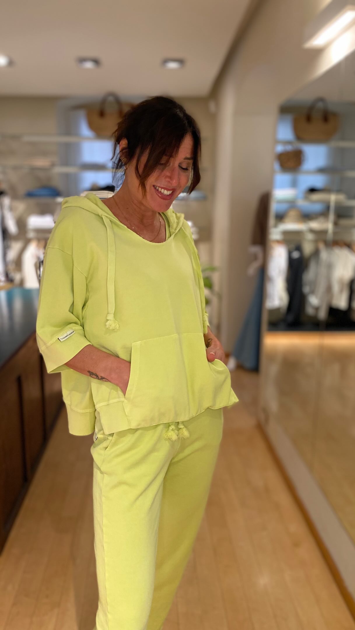 Oggi il mood è 🍋🟩🍋🟩🍋🟩e parliamo nuovamente delle nostre amate tute @noumenoconcept .
Ovviamente, la ginnica perfetta per questo outfit è firmata @flowermountain_official 🌼👟
- Pantalone €169
- Canotta €89
- Felpa cappuccio €189
- Felpa girocollo €135
- Ginnica €229
Piace anche a voi questo colore pazzesco?
#noumenoconcept #tutadonna #abbigliamentosportivo #sportychic #altamoda