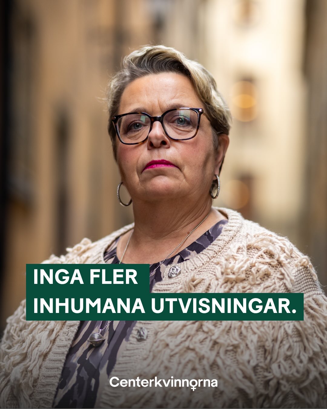 Att vara kvinna är i många delar av världen förenat med livsfara, barnäktenskap och hedersvåld, ändå väger skyddsskälet ”kön” ofta för lätt i dagens bedömningar.
Vi kräver en politik med mer hjärta:
- Stärk kön som skyddsgrund. Att tvingas leva under systematiskt förtryck på grund av sitt kön ska vara en självklar grund för asyl i Sverige.
- Stoppa orimliga utvisningar. Vi måste se människan bakom pappren och aldrig acceptera att kvinnor skickas direkt in i exploatering eller förtryck.
Det är dags att vi krossar de strukturer som gör kvinnor ofria och har en migrationspolitik som bygger på medmänsklighet och rättssäkerhet.
Inga fler inhumana utvisningar!