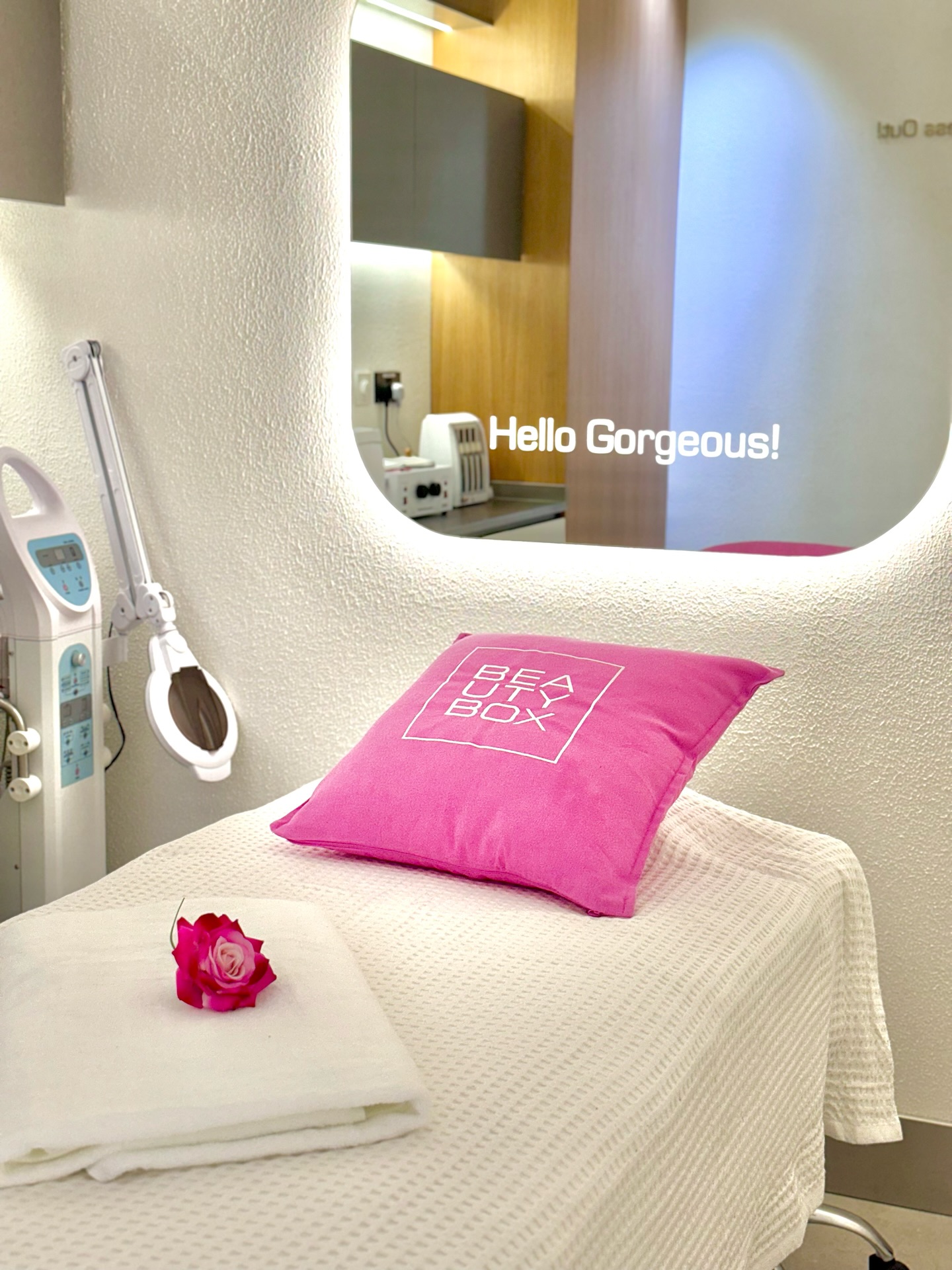 Hear that? It’s your massage waiting 💁🏻♀️
#MassageDoha #BeautyBoxQatar #RelaxationQatar #SelfCareDoha #SpaDayQatar
