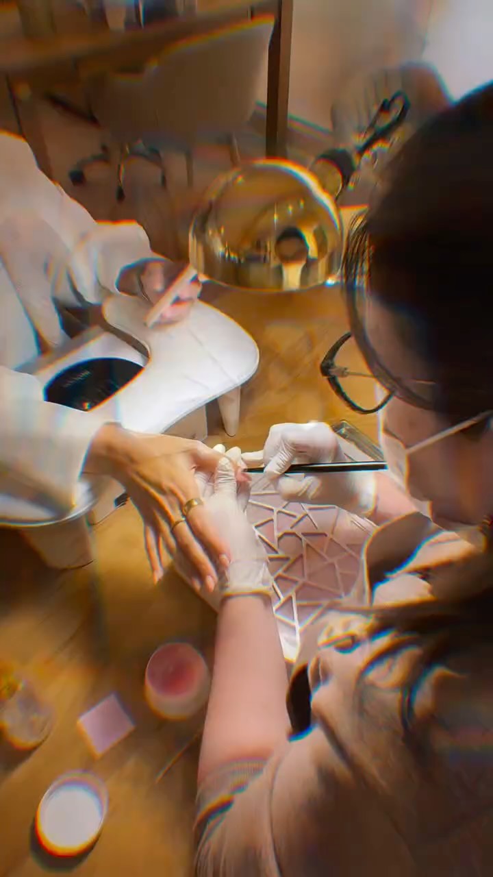 ✨ Nude natural + brilho delicado do pó Aurora = elegância sem esforço.
Neste vlog, mostramos cada detalhe de uma unha nude natural com finalização em pó Aurora, aquele efeito sofisticado e luminoso que muda com a luz, mas mantém a delicadeza.
📍Zellie | Guimarães