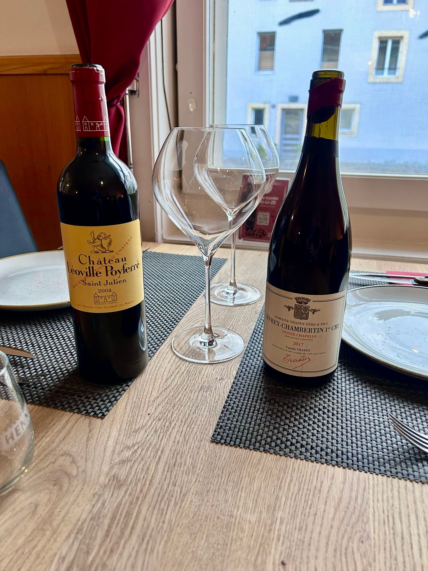 🍷 Et si les plus belles bouteilles n’étaient pas forcément sur la carte…
À l’Auberge, nous avons aussi quelques vins d’exception hors carte : grands millésimes, belles découvertes et bouteilles sélectionnées au fil de nos coups de cœur.
Des références que nous aimons proposer aux amateurs curieux et passionnés, selon les envies du moment et les plats choisis à table.
N’hésitez pas à nous demander conseil lors de votre visite… il y a parfois de très belles bouteilles qui attendent simplement d’être ouvertes ✨