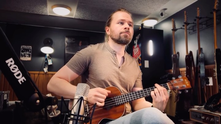 Soiteltiin ukuleleoppilaan kanssa Lambadaa. Innostuin sitten vielä jammailemaan biisiä illan päätteeksi. 💃🕺
Muistan, että mulla oli teininä huoneessani koristeena käsikranaatin mallinen sytkäri, jonka kahvasta painamalla alkoi soida Lambada. Mikäköhän järki siinäkin? 😃
(Ps. Puhelimen video pätkii pari kertaa)
#lambada #ukulele #ukuleletunnit #kitaratunnit #oulu