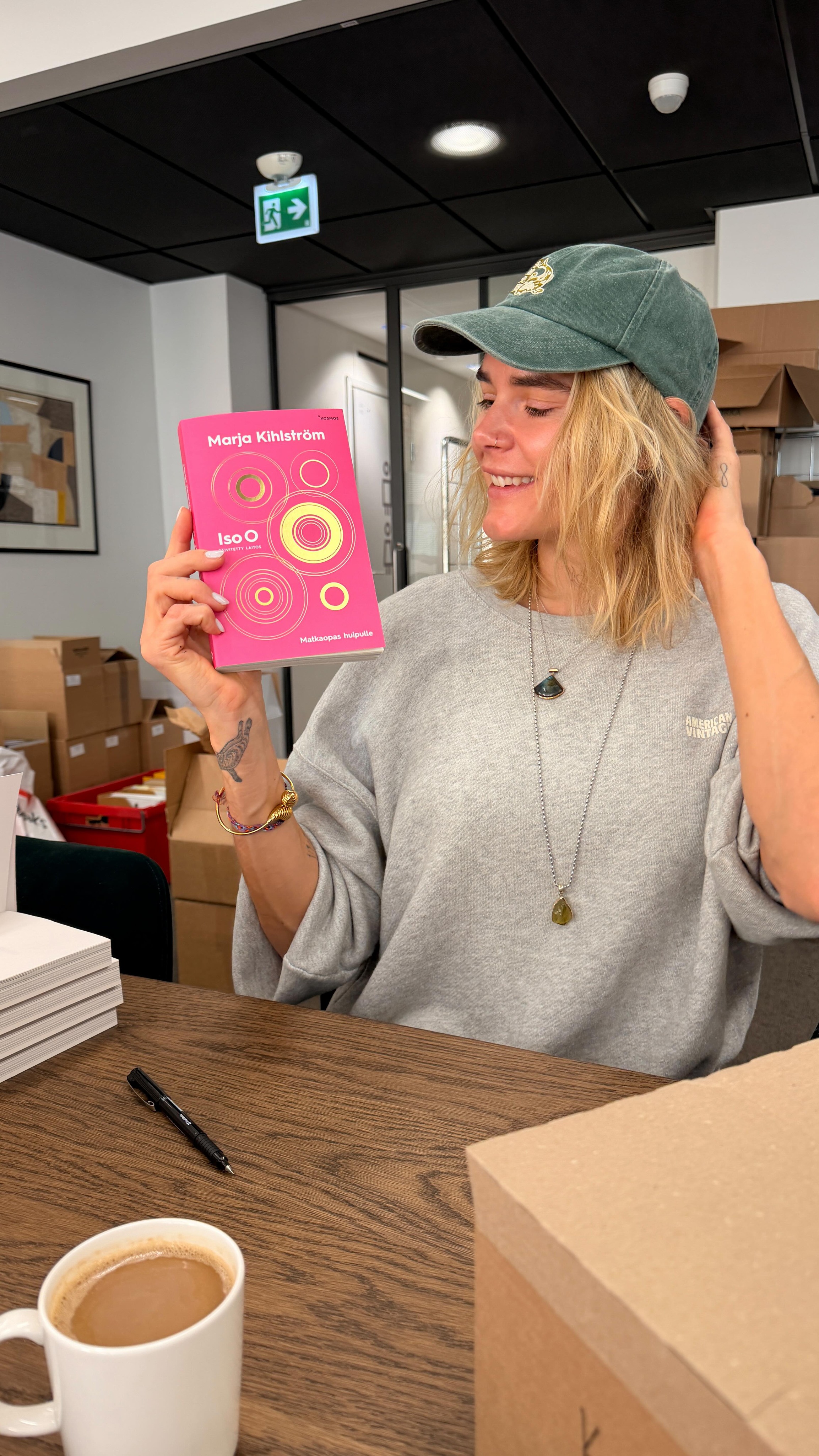 Iso O 💖 -kirjojeni signeerausta ja höpöttelyä herkusta. 🍭🦋😘
#isoo #kosmoskirjat