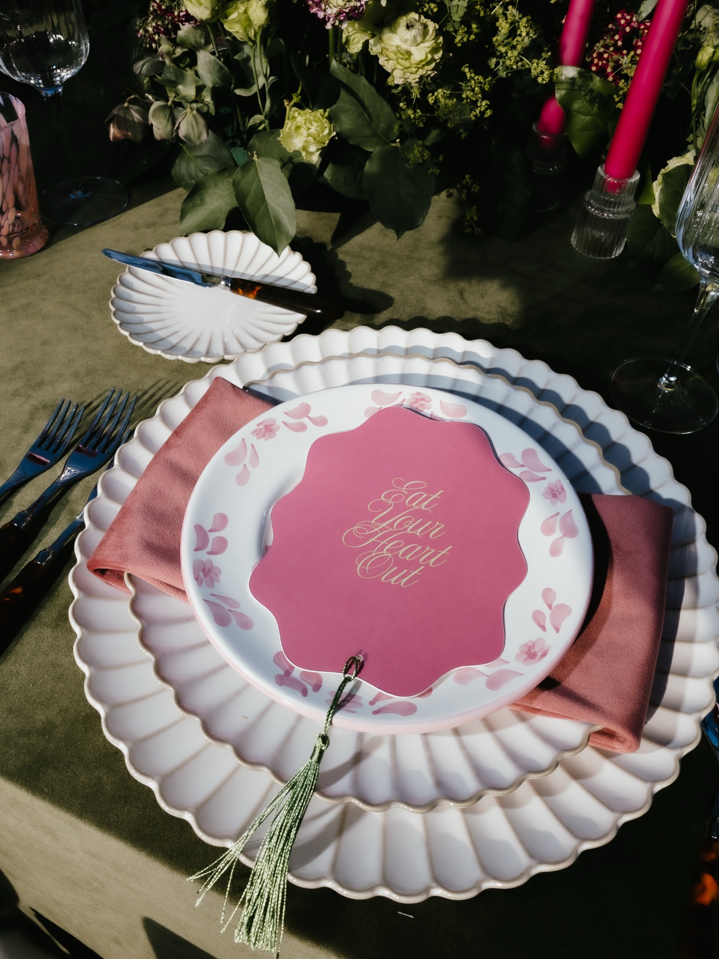 Dreaming of an invite to a wedding as beautiful as this one 🙏🏻💚🩷
Photographer @pippavolansphotography
Planner @byhannahbaskett
Planner @melissameganphotography
Venue @minerva_vines_ Florist @thewaytobloom
Make Up @rubyloubeauty Hair @francescabridalhair
Stationery @sundownpaper
Tableware @theluxecollectionuk
Furniture Hire @wedhead.uk
Cake @sugarplumbakeskingston
BTS @ringsandreels
Models @theguibarracouple @taureandgigi
Dresses @edmondsonbridalcouture
Suits @charlesgaleformalwear
Linen @chateaunoireventhire
Accessories @opheliarenbridal
#onthedaystationery #weddingmenu