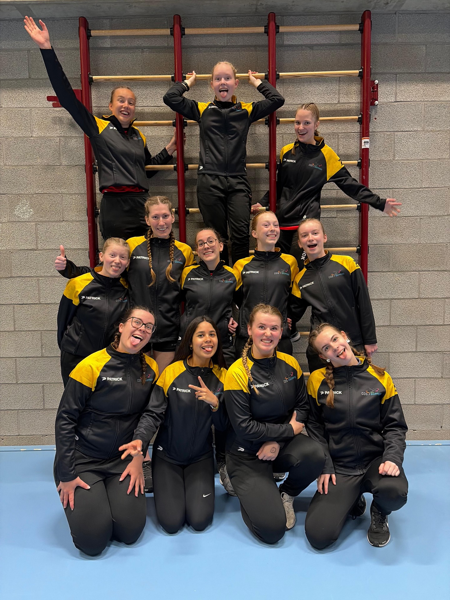 Tijdens de B wedstrijd knalden onze junioren en senioren naar 3 medailles 🥈🥈🥉
Junioren
🥈 DD3: Ella Lena Luna
17 SR2: Jente Elodie
7 SR speed relay: Lena Ella Elodie Cara
Senioren
10 SR speed relay: Nele Amani Flore Janne
🥉DU relay: Lauren Nele
9 DD speed relay: Amani Elodie Cara Janne
6 DD speed sprint: Nele Cara Tine
21 SR2: Lauren Flore
27 SR2: Amani Tine
🥈 SR4: Lena Lauren Elodie Nele
15 DD3: Nele Elodie Cara
19 DD3: Amani Lauren Tine
4 DD4: Lena Luna Lauren Cara
#jumprope #ropeskipping #cosropeskippers