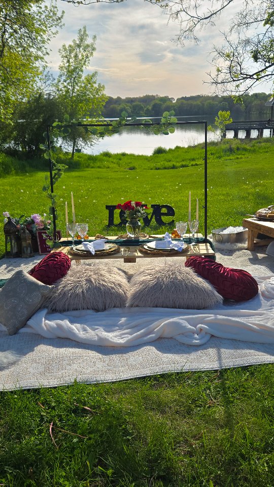 The sweetest birthday surprise โค๏ธโจ๏ธ
Picnic: @heartlandgatherings
Charcuterie: @grapes_and_gouda
Macarons: @sweet.haven.desserts.oma
#OmahaPicnics #OmahaLuxuryPicnics #PicnicSetup #BirthdayPicnic #Omaha
๐ Omaha, Nebraska
๐ heartlandgatherings.com