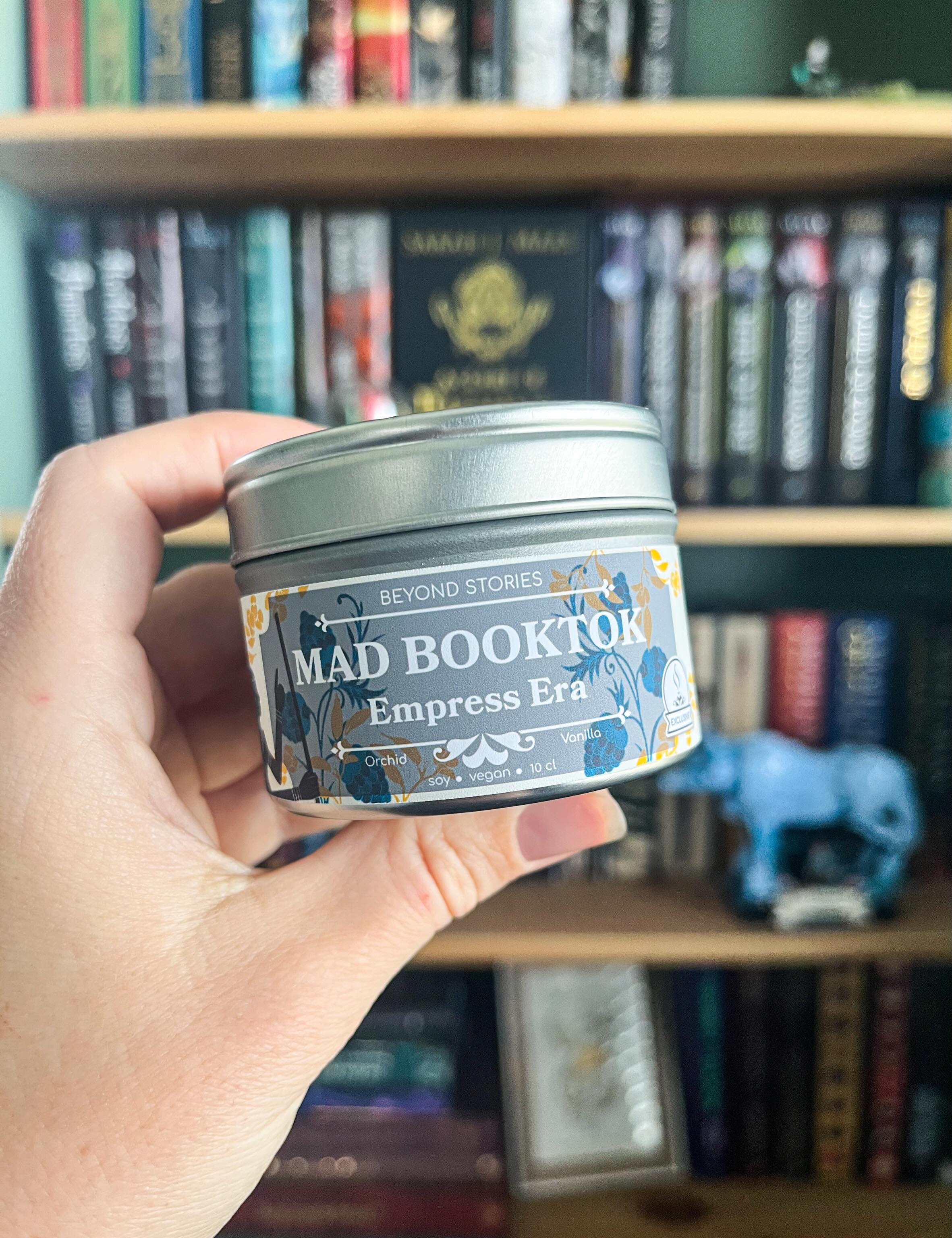 Kom jij aanstaande zaterdag 9 mei naar het MAD Booktok event @donner_rotterdam? Dan kun je deze super exclusieve geurkaars bij ons komen scoren! 🤩
De geurkaars is gebaseerd op het boek Cleopatra van Saara El-Arifi (één van de aanwezige auteurs van die avond, aahh!) en sluit aan bij het thema van deze avond; Empress Era: Crowned by Stories!
Deze geurkaars ruikt heerlijk naar vanille en orchidee en past perfect bij dit seizoen!🥰
Er is een beperkte oplage beschikbaar dus op = ook echt op!
Kom jij hem halen?
.
.
.
#madbooktok #madbooktokevent #booktokevent #booktok #bookstagram