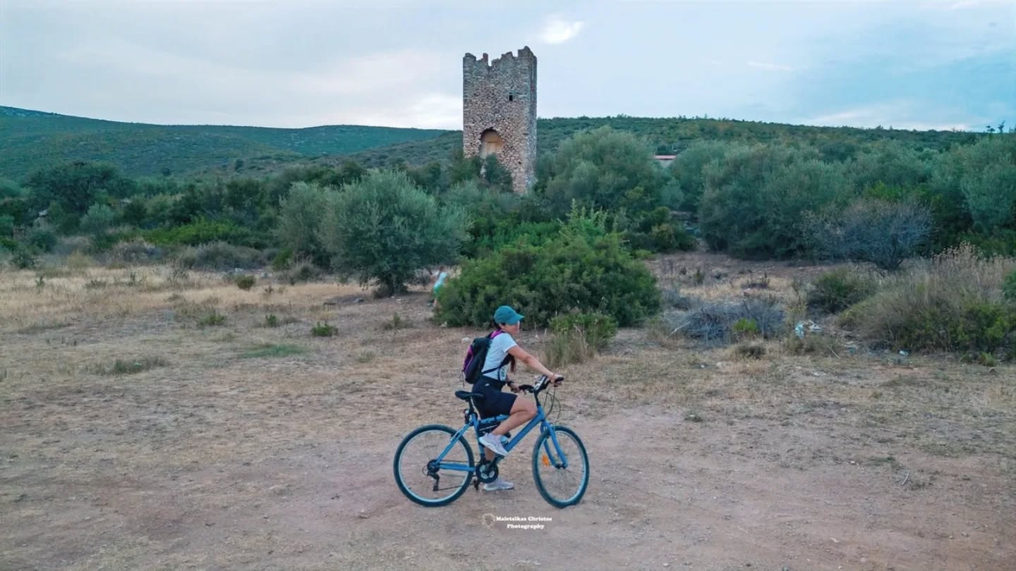 🚴♀️ Ποδηλατική διαδρομή: Πύργος Οινόης – Φράγμα Μαραθώνα
Μια διαδρομή περίπου 10km (πήγαινε-έλα) που συνδυάζει φύση και ιστορικά σημεία, αλλά πλέον παρουσιάζει αυξημένο βαθμό δυσκολίας.
✔️ Η κατάσταση του χωματόδρομου έχει επιβαρυνθεί σε αρκετά σημεία
✔️ Υπάρχουν τμήματα που απαιτούν καλή τεχνική και έλεγχο
✔️ Δεν ενδείκνυται για αρχάριους
✔️ Απαραίτητος ο κατάλληλος εξοπλισμός, ιδανικά ποδήλατο τύπου MTB
🔥 Εκτιμώμενες θερμίδες: 800, ανάλογα με την ένταση και τον ρυθμό
Πρόκειται για μια διαδρομή που απευθύνεται σε έμπειρους ποδηλάτες, προσφέροντας ταυτόχρονα μια ιδιαίτερη εμπειρία εξερεύνησης μέχρι το Φράγμα Μαραθώνα.
📸 @christos_maletsikas 🚴♂️ @sobobak 🔗 for more link in bio
Cycling Route: Oinoi Tower – Marathon Dam
A route of approximately 10km (round trip) that combines natural scenery with historical landmarks, though it has become more demanding over time.
✔️ The dirt road condition has deteriorated in several parts
✔️ Certain sections require good handling skills
✔️ Not suitable for beginners
✔️ Proper equipment is essential, preferably a mountain bike (MTB)
🔥 Estimated calories burned: 800, depending on pace and intensity
This route is better suited for experienced cyclists, offering a rewarding ride that leads to the iconic Marathon Dam.