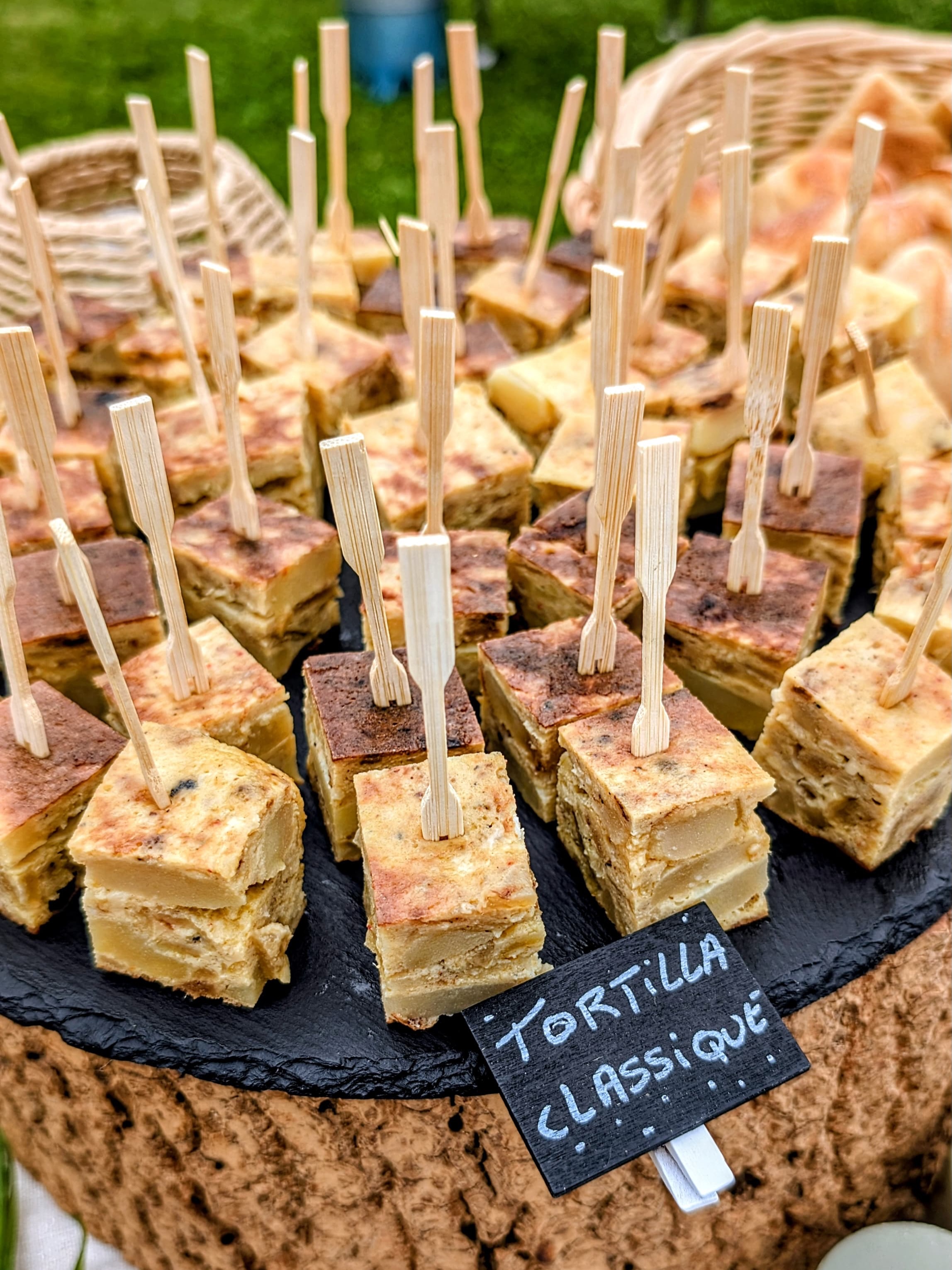 UN MARIAGE SOUS LES OLIVIERS 🌿
Il y a quelques jours, nous avons eu le plaisir de cuisinier pour un mariage à l’ @enclosdelacroix à Lansargues.
Pour le cocktail nous avons réalisé un buffet tapas :
🥟 Empanadas
🥔 Tortilla espagnole
🫒 Feuilletés aux olives noires
🧆 Falafels
🐖 Charcuterie ibérique
🍆 Verrines de caviar d’aubergines
Et pour le repas… notre incontournable paella préparée sur place 🥘🔥
Merci aux mariés pour leur confiance 🙏