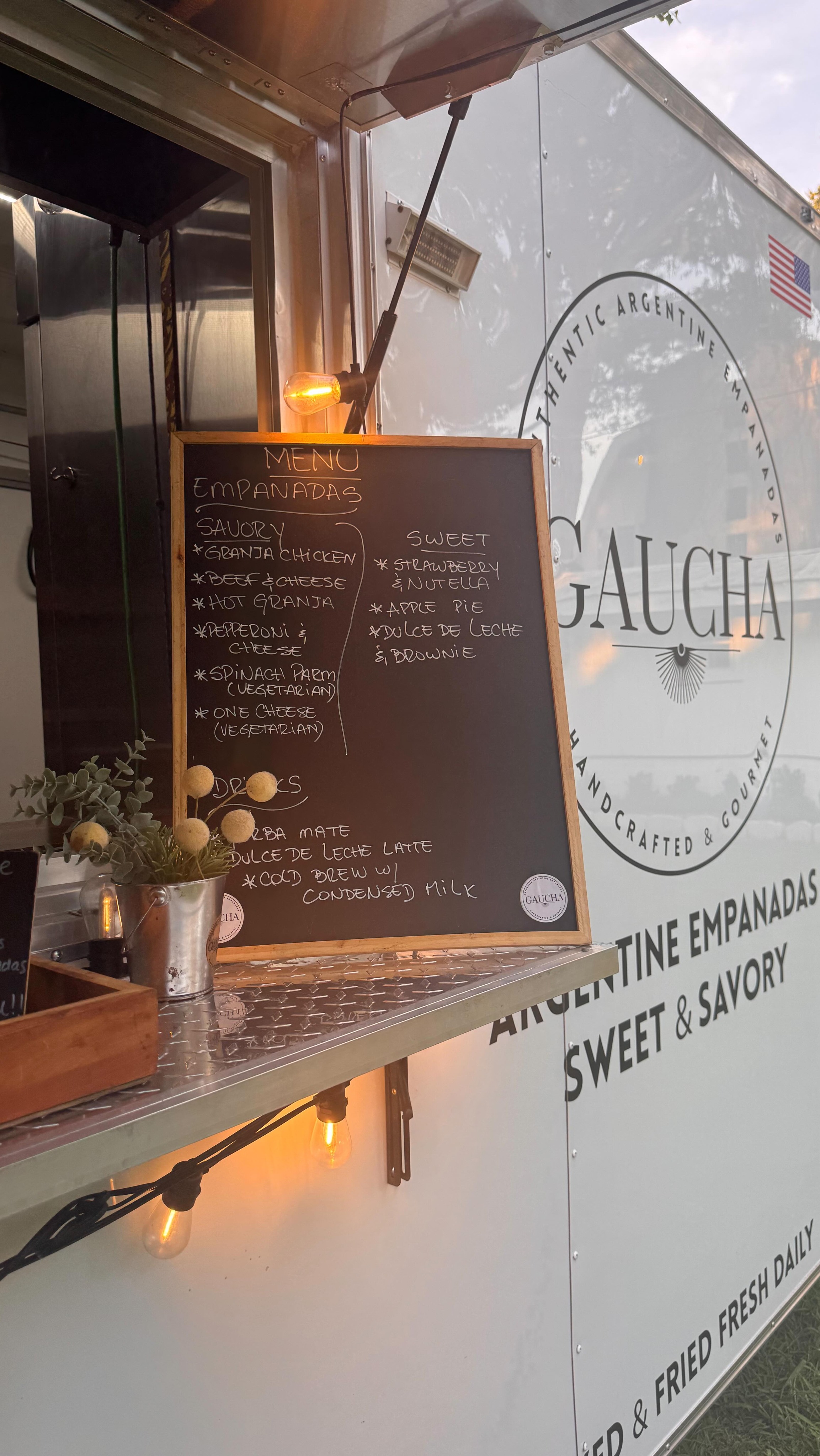This is Gaucha 🤍
handmade empanadas, chimichurri, yerba mate & alfajores — all made with real ingredients and a lot of hands behind it.
inspired by Argentina 🇦🇷
proud to call the USA home 🇺🇸
just good food, made from scratch!
#gauchaempanadas #catering #empanadas #foodtruck #florida